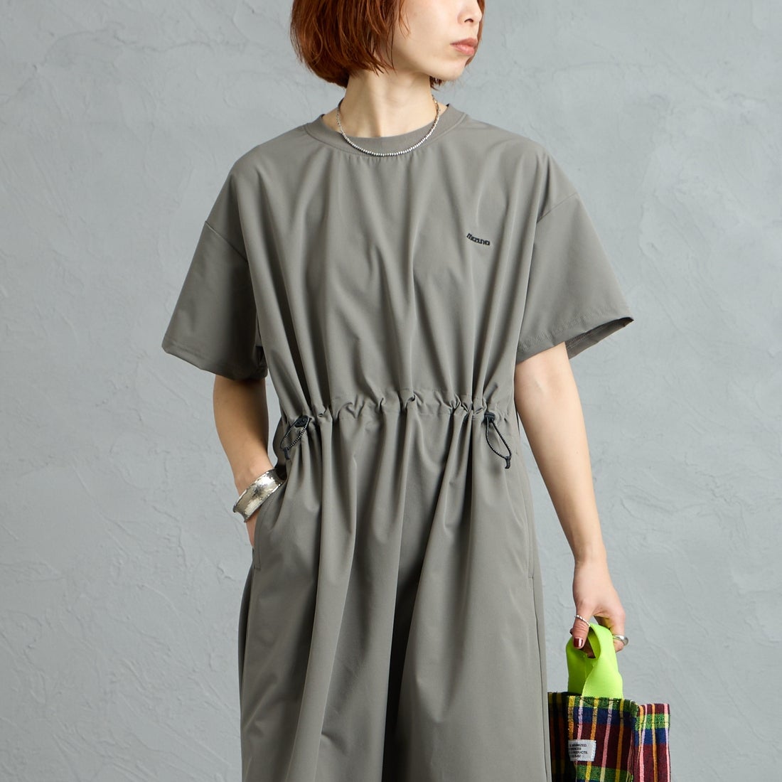 MIZUNO [ミズノ] 別注 4WAYストレッチ ギャザーデザインワンピース [D2JCDW01-JF] CHARCOAL &&モデル身長：158cm 着用サイズ：F&&