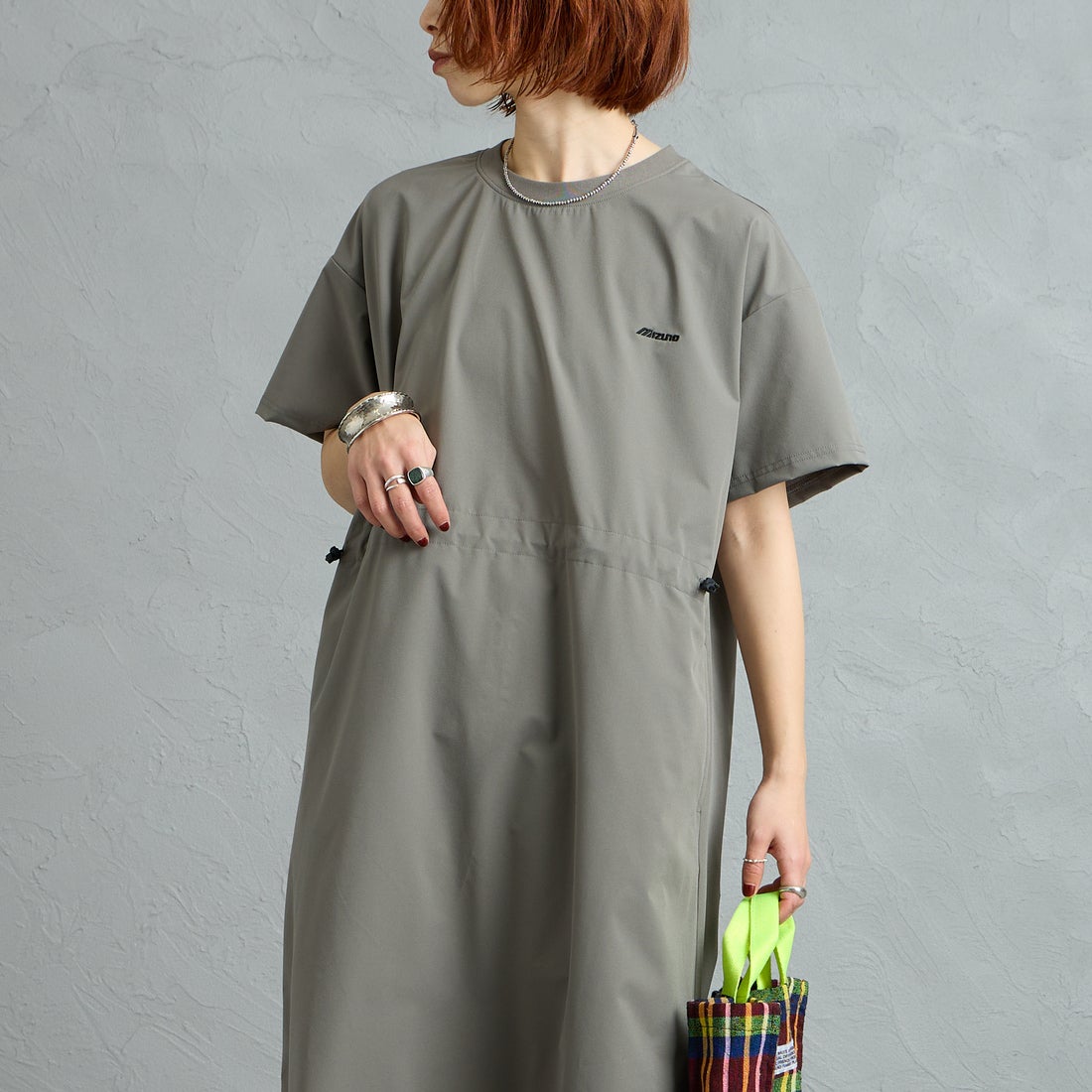 MIZUNO [ミズノ] 別注 4WAYストレッチ ギャザーデザインワンピース [D2JCDW01-JF] CHARCOAL &&モデル身長：158cm 着用サイズ：F&&