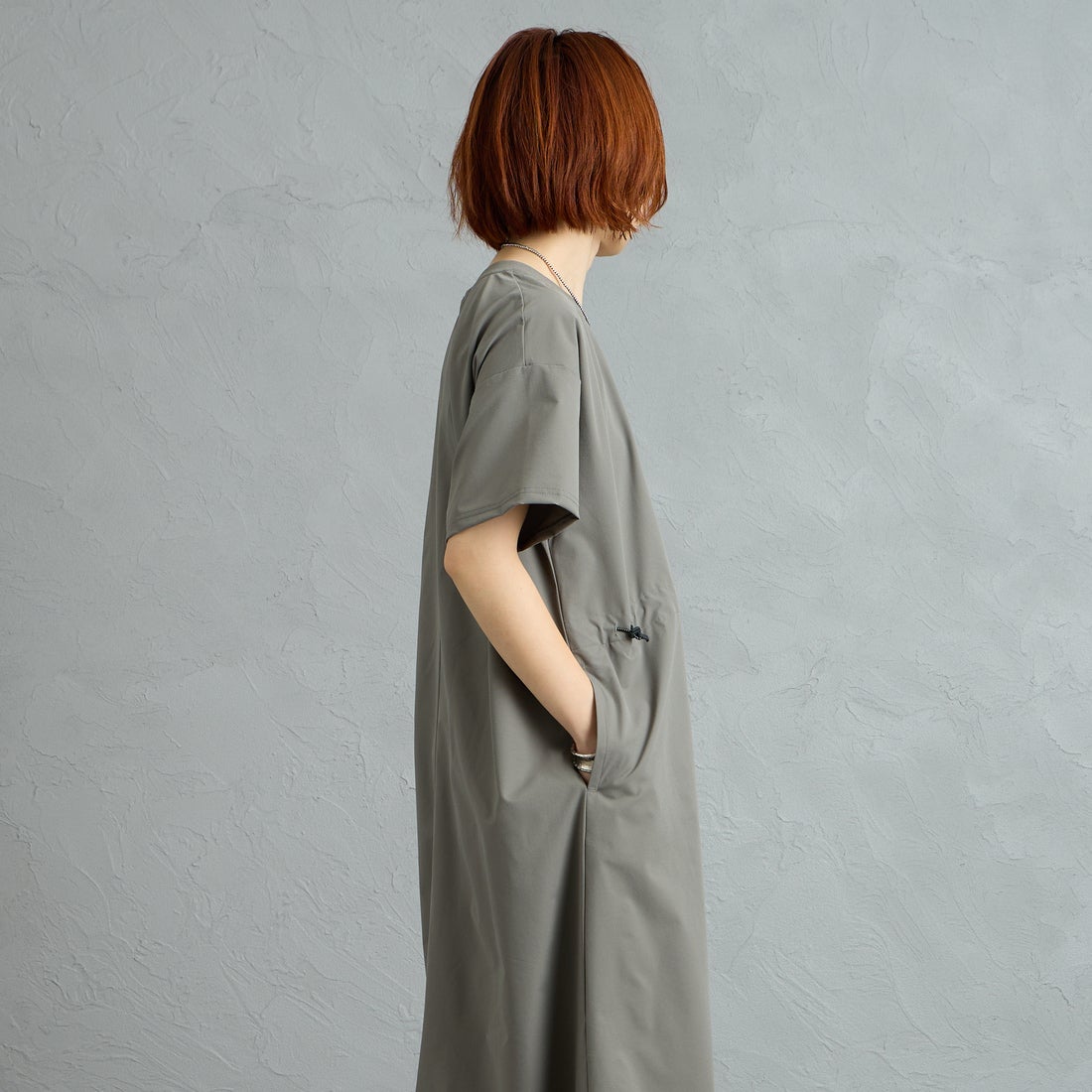 MIZUNO [ミズノ] 別注 4WAYストレッチ ギャザーデザインワンピース [D2JCDW01-JF] CHARCOAL &&モデル身長：158cm 着用サイズ：F&&