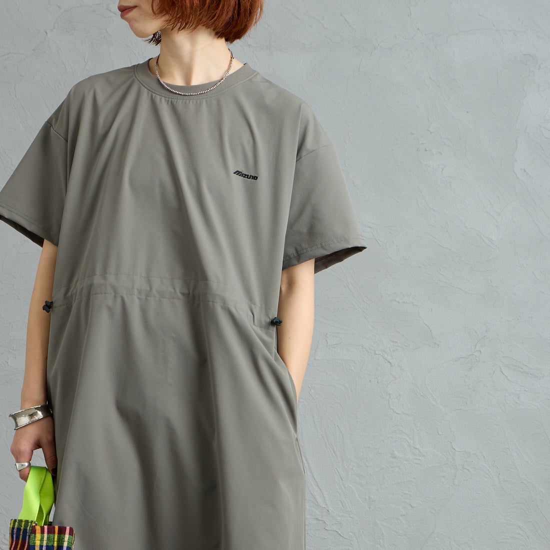 MIZUNO [ミズノ] 別注 4WAYストレッチ ギャザーデザインワンピース [D2JCDW01-JF] CHARCOAL &&モデル身長：158cm 着用サイズ：F&&