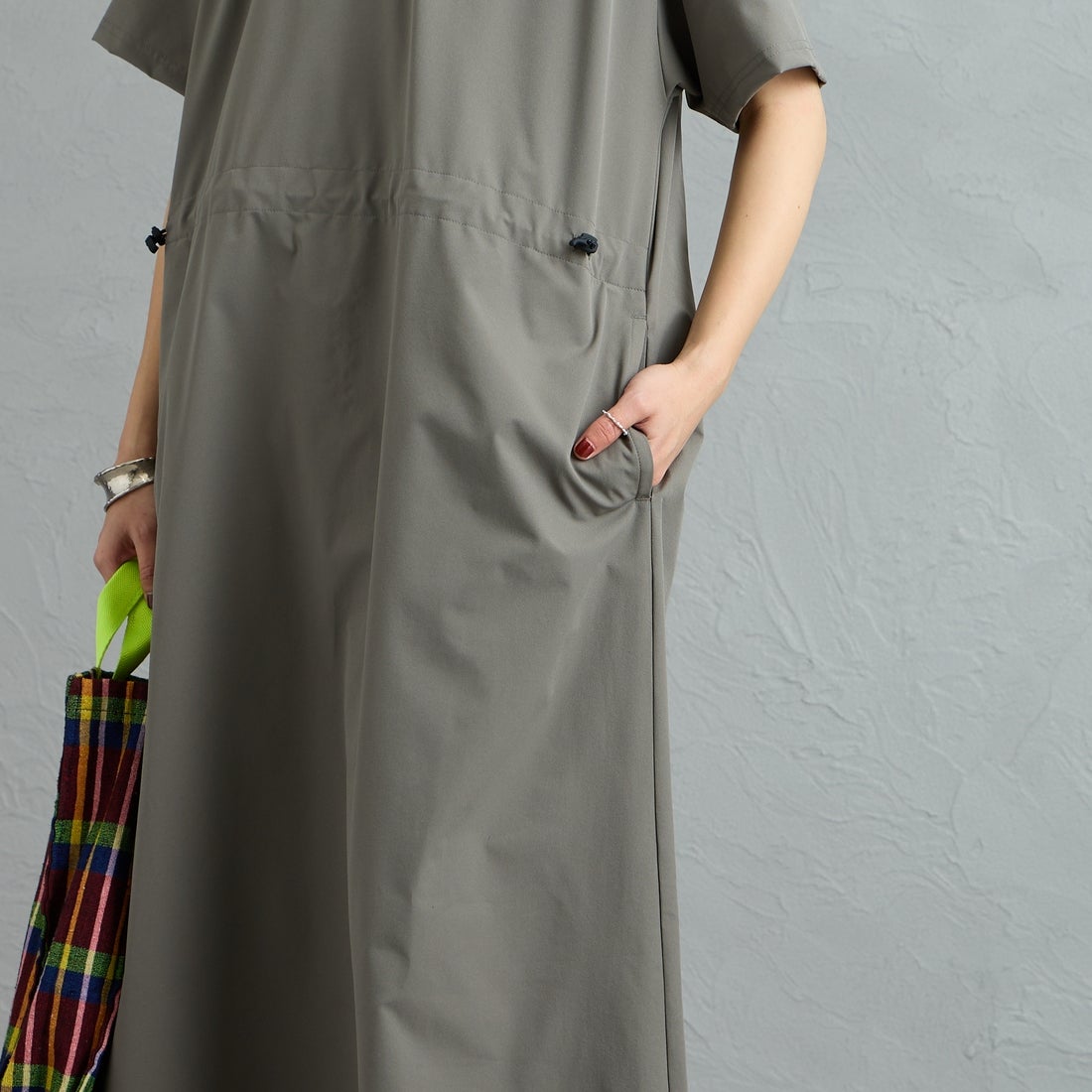 MIZUNO [ミズノ] 別注 4WAYストレッチ ギャザーデザインワンピース [D2JCDW01-JF] CHARCOAL &&モデル身長：158cm 着用サイズ：F&&