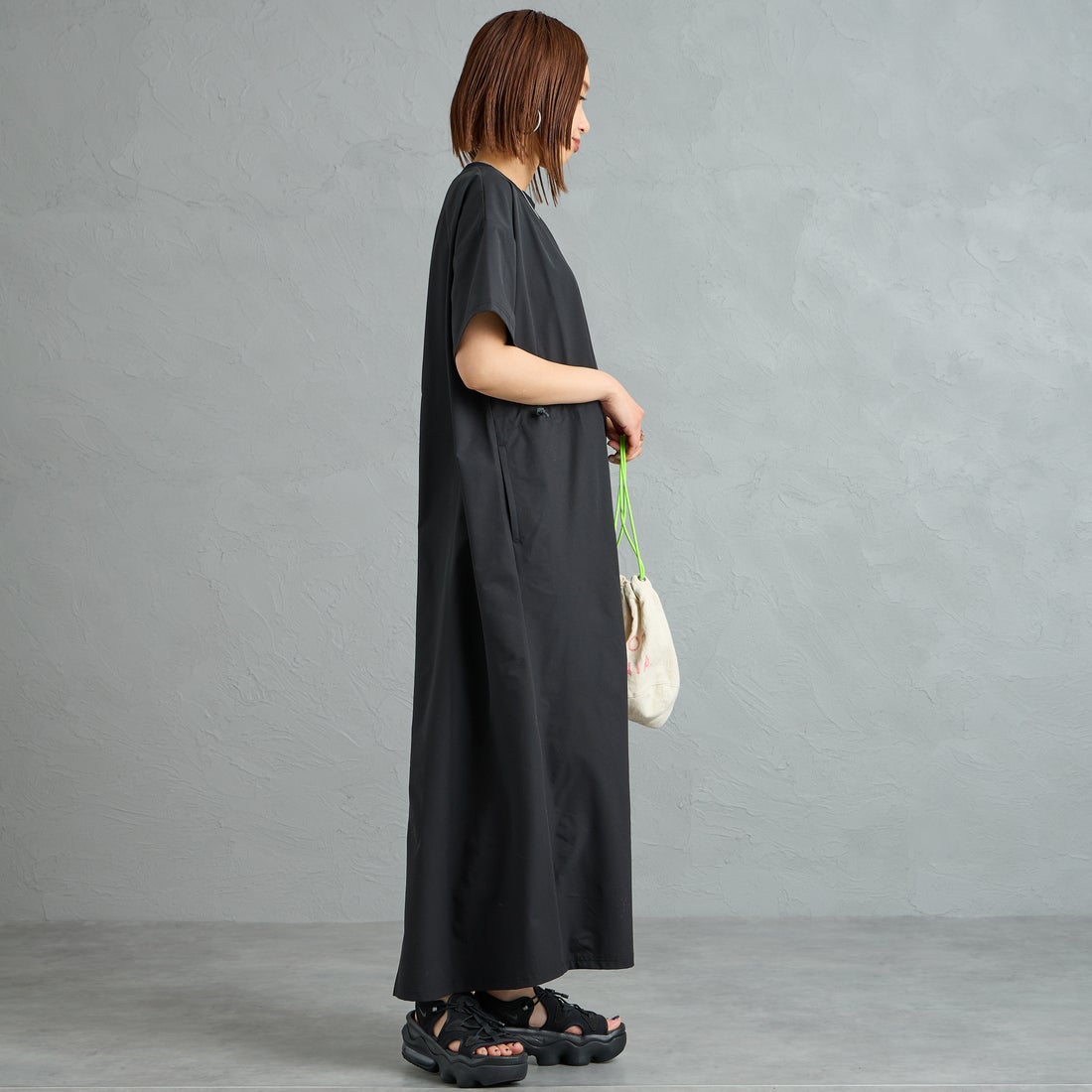 MIZUNO [ミズノ] 別注 4WAYストレッチ ギャザーデザインワンピース [D2JCDW01-JF] BLACK &&モデル身長：159cm 着用サイズ：F&&