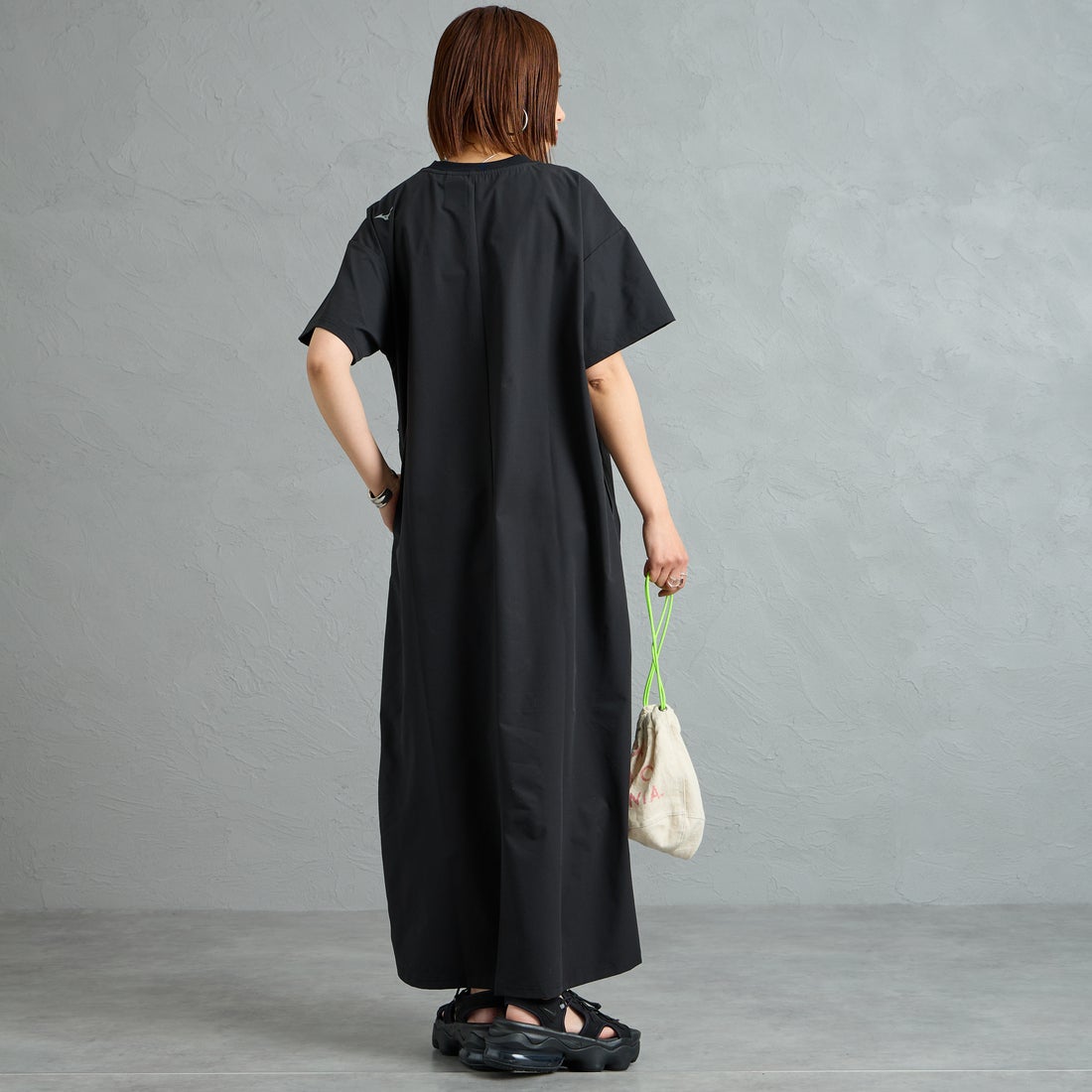 MIZUNO [ミズノ] 別注 4WAYストレッチ ギャザーデザインワンピース [D2JCDW01-JF] BLACK &&モデル身長：159cm 着用サイズ：F&&
