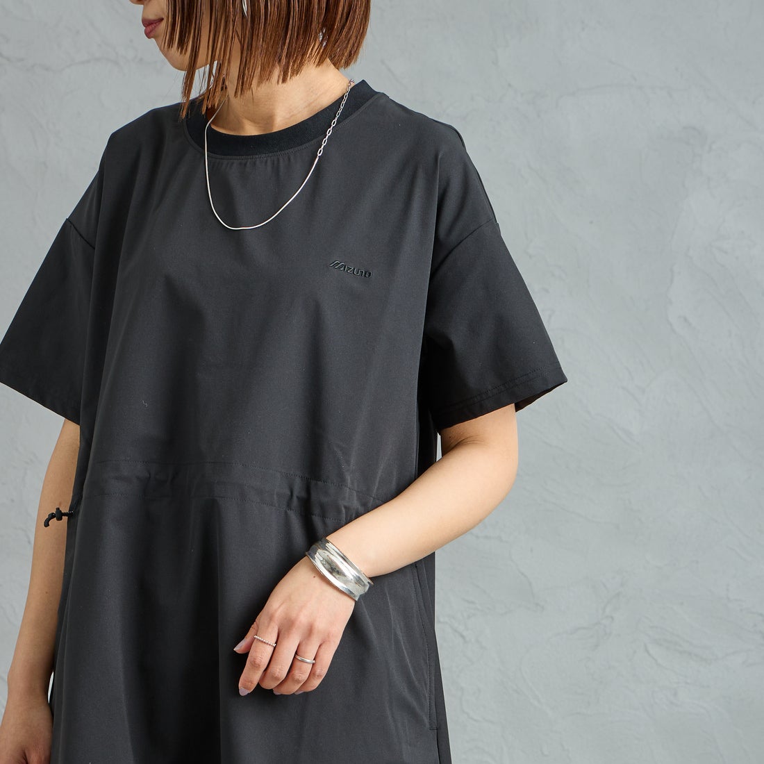 MIZUNO [ミズノ] 別注 4WAYストレッチ ギャザーデザインワンピース [D2JCDW01-JF] BLACK &&モデル身長：159cm 着用サイズ：F&&