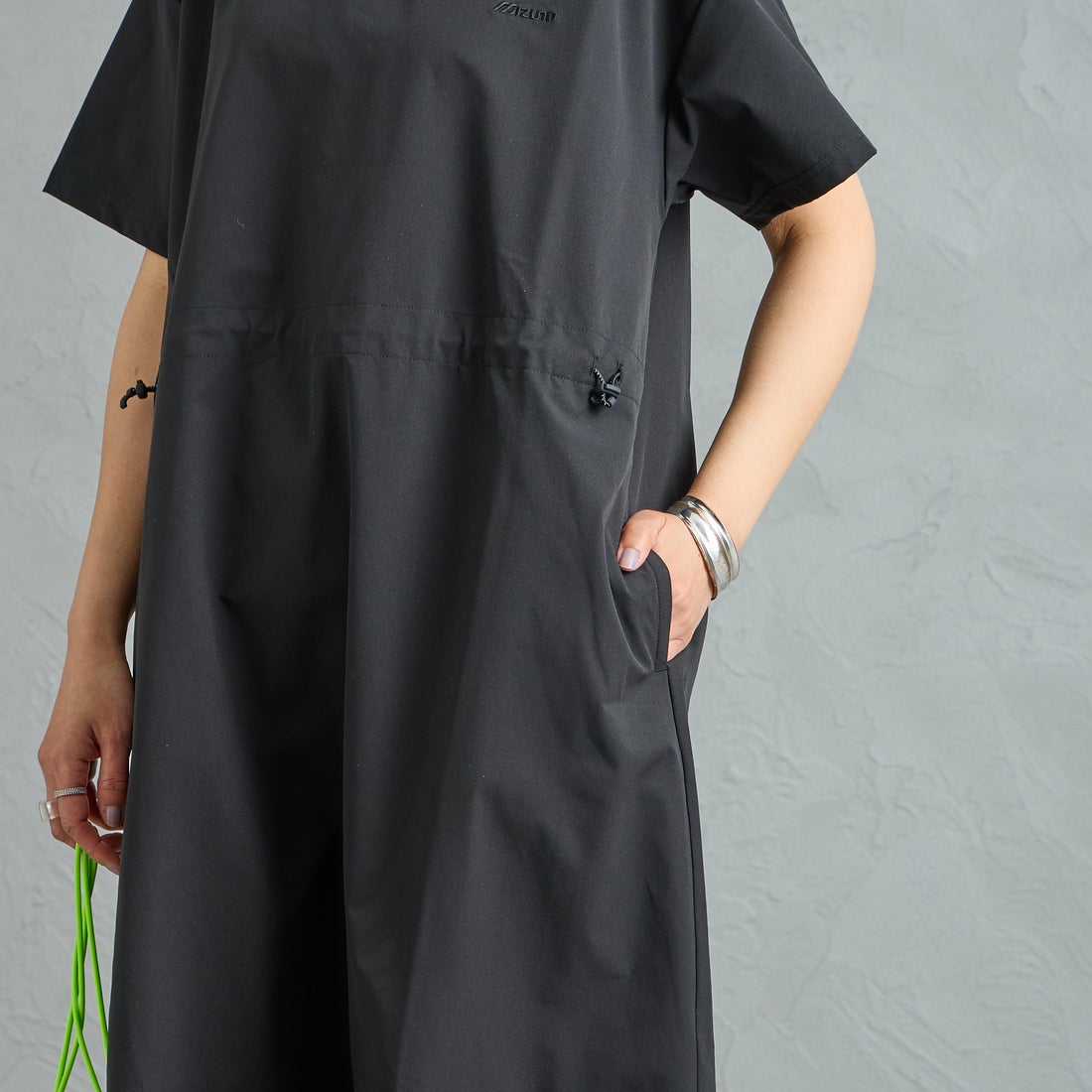 MIZUNO [ミズノ] 別注 4WAYストレッチ ギャザーデザインワンピース [D2JCDW01-JF] BLACK &&モデル身長：159cm 着用サイズ：F&&