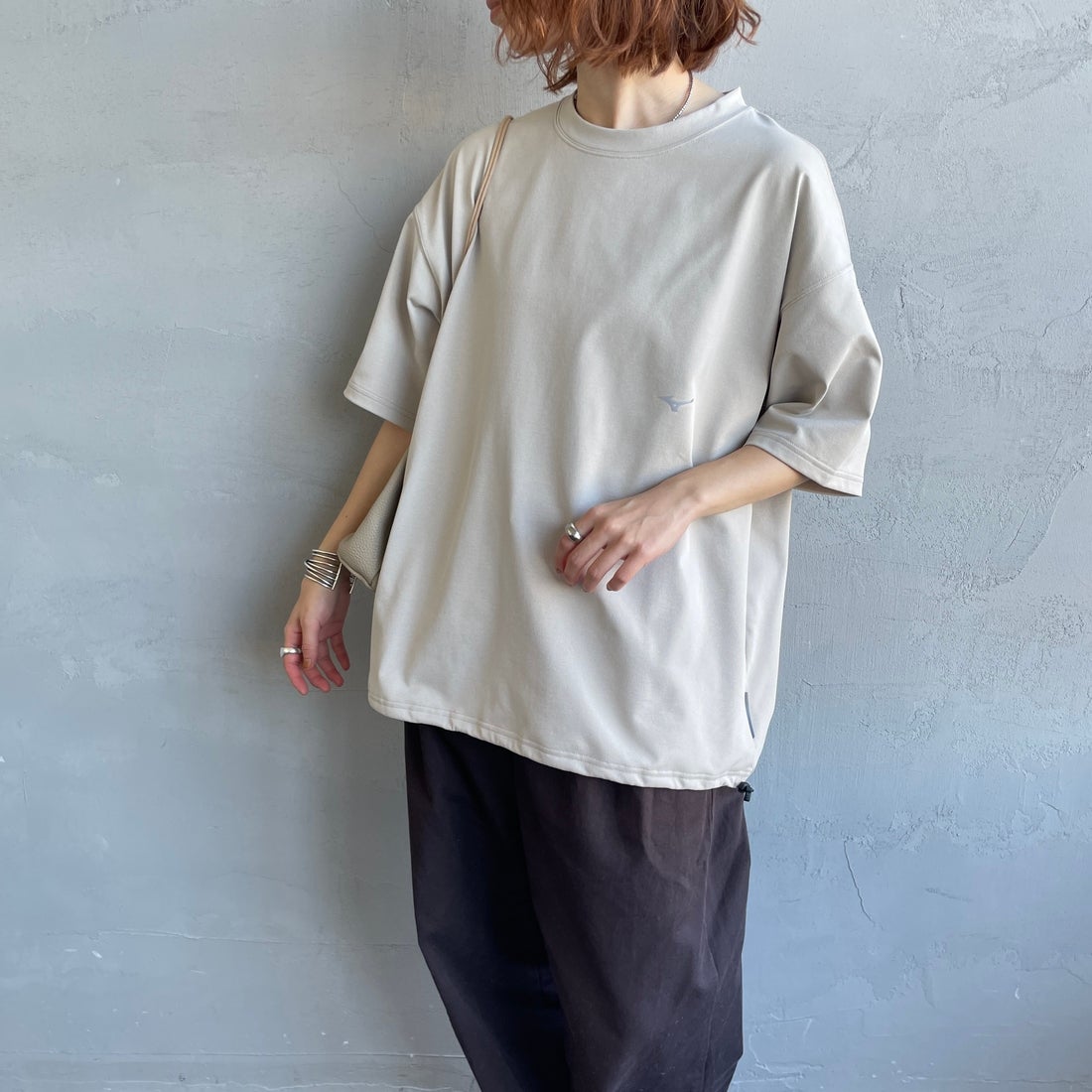 MIZUNO [ミズノ] 別注 ドローコード付き バックプリントTシャツ [D2JADW01-JF] GREIGE &&モデル身長：158cm 着用サイズ：S&&