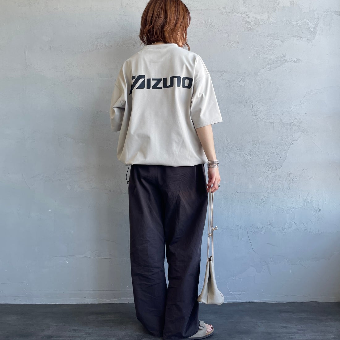 MIZUNO [ミズノ] 別注 ドローコード付き バックプリントTシャツ [D2JADW01-JF] GREIGE &&モデル身長：158cm 着用サイズ：S&&
