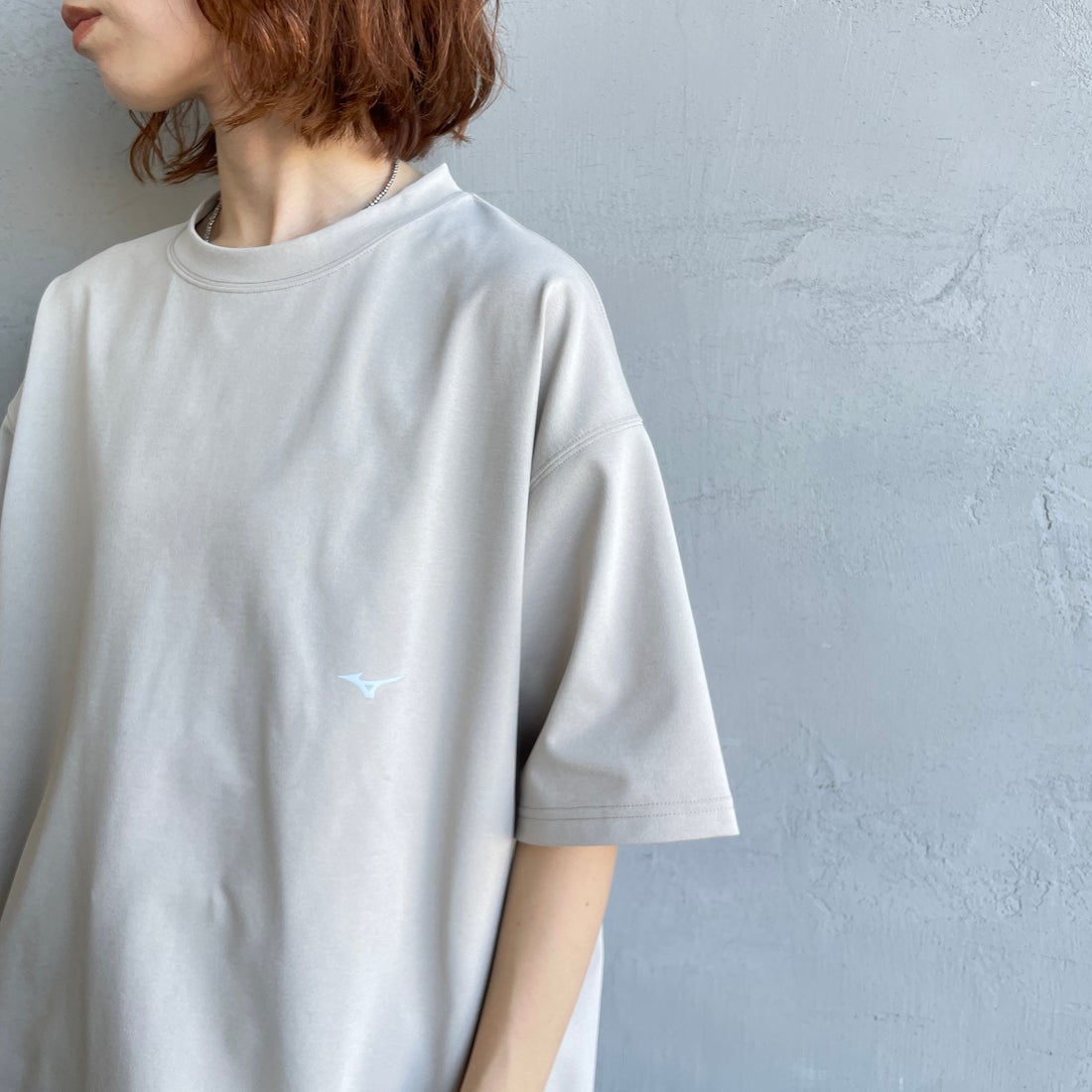 MIZUNO [ミズノ] 別注 ドローコード付き バックプリントTシャツ [D2JADW01-JF] GREIGE &&モデル身長：158cm 着用サイズ：S&&