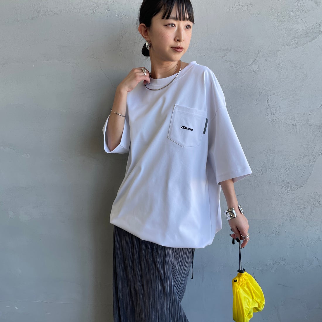 MIZUNO [ミズノ] 別注 ポケット付き ワンポイントロゴ刺繍Tシャツ [D2JADW03-JF] WHITE &&モデル身長：150cm 着用サイズ：S&&