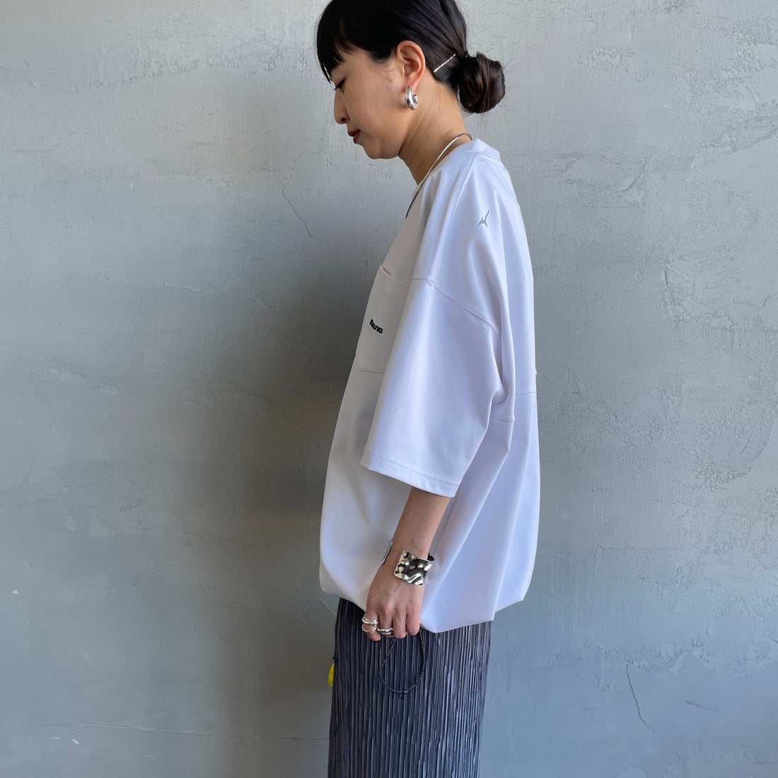 MIZUNO [ミズノ] 別注 ポケット付き ワンポイントロゴ刺繍Tシャツ [D2JADW03-JF] WHITE &&モデル身長：150cm 着用サイズ：S&&