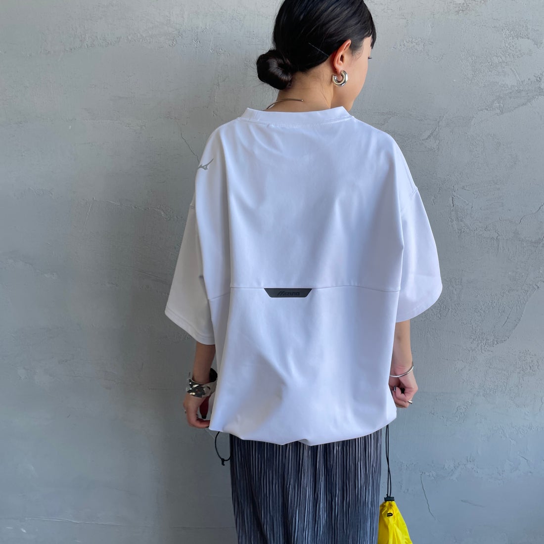 MIZUNO [ミズノ] 別注 ポケット付き ワンポイントロゴ刺繍Tシャツ [D2JADW03-JF] WHITE &&モデル身長：150cm 着用サイズ：S&&