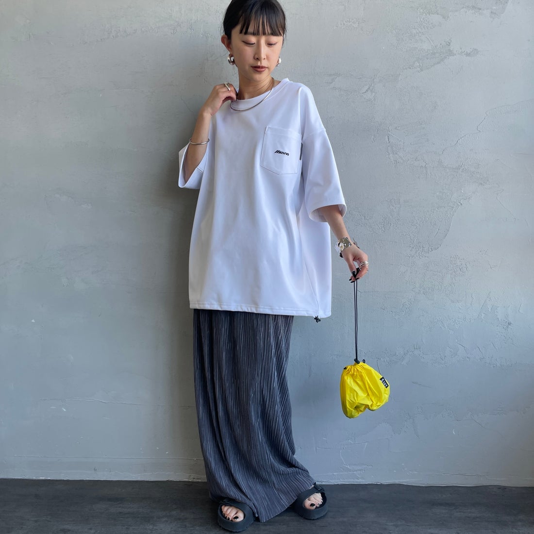MIZUNO [ミズノ] 別注 ポケット付き ワンポイントロゴ刺繍Tシャツ [D2JADW03-JF] WHITE &&モデル身長：150cm 着用サイズ：S&&