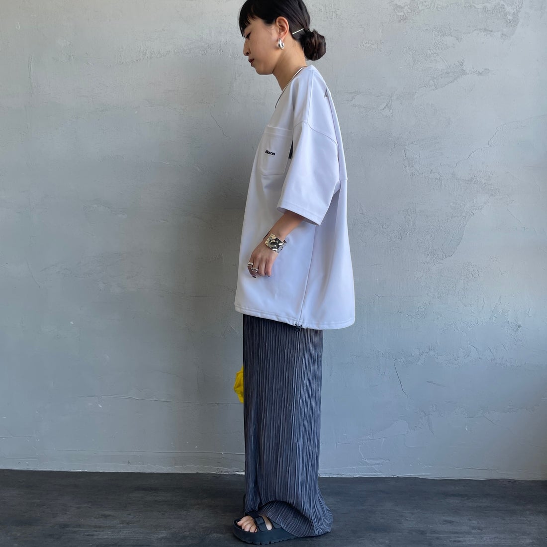 MIZUNO [ミズノ] 別注 ポケット付き ワンポイントロゴ刺繍Tシャツ [D2JADW03-JF] WHITE &&モデル身長：150cm 着用サイズ：S&&