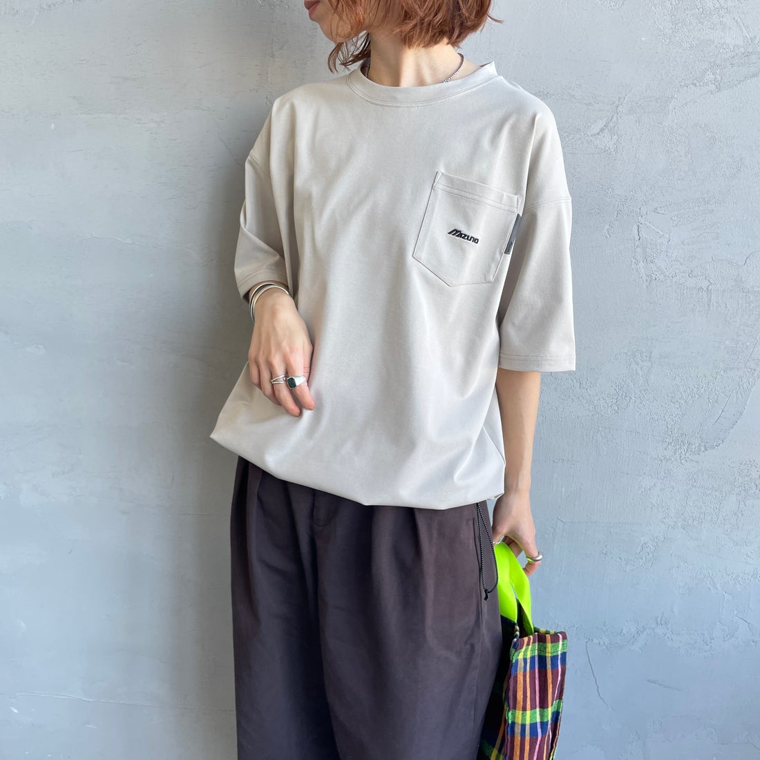MIZUNO [ミズノ] 別注 ポケット付き ワンポイントロゴ刺繍Tシャツ [D2JADW03-JF] GREIGE &&モデル身長：158cm 着用サイズ：S&&