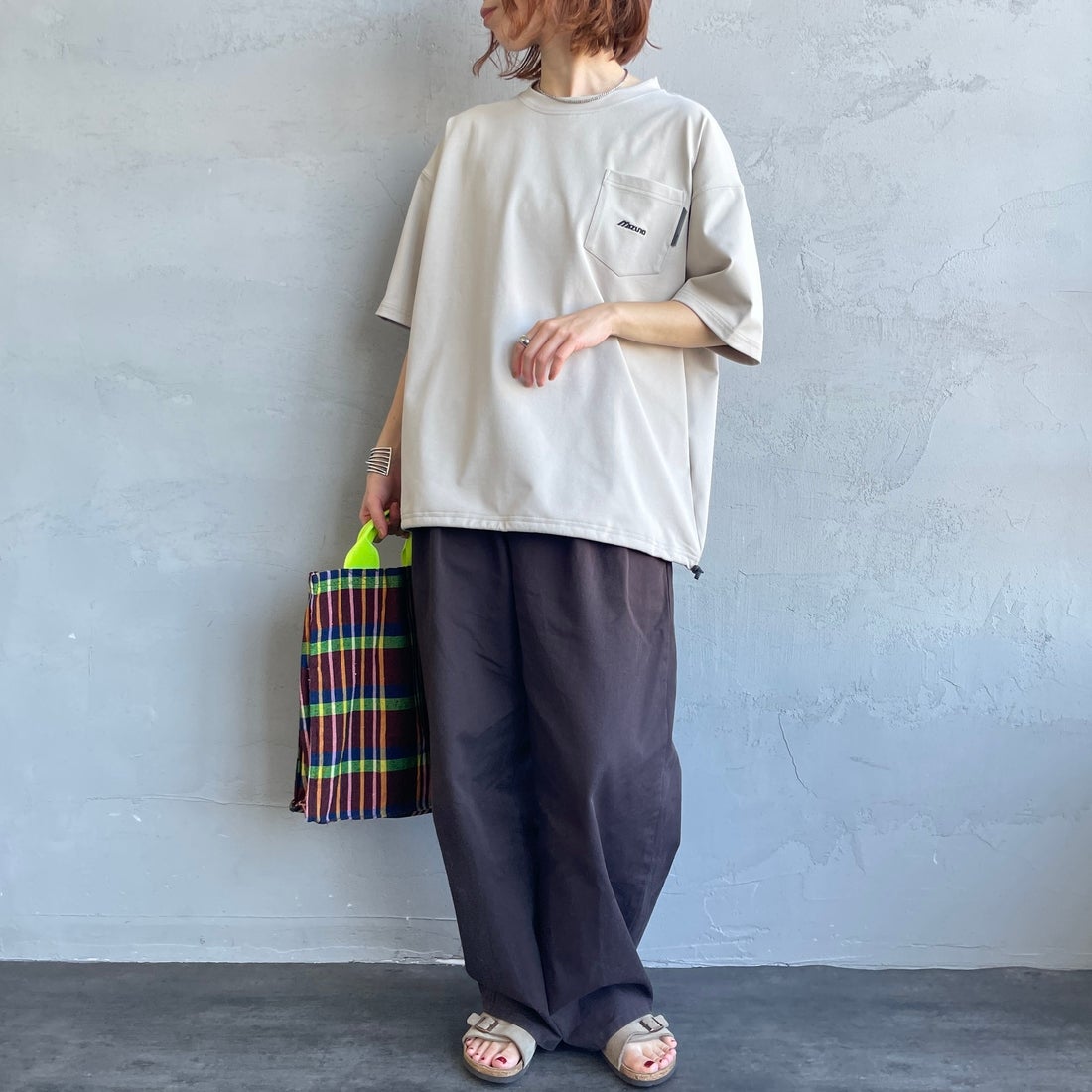 MIZUNO [ミズノ] 別注 ポケット付き ワンポイントロゴ刺繍Tシャツ [D2JADW03-JF] GREIGE &&モデル身長：158cm 着用サイズ：S&&