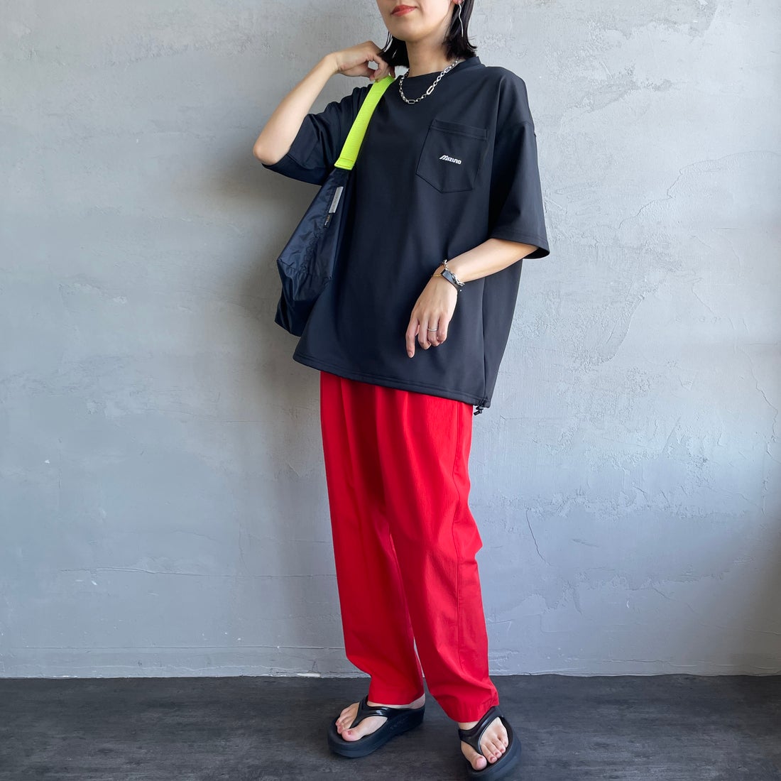 MIZUNO [ミズノ] 別注 ポケット付き ワンポイントロゴ刺繍Tシャツ [D2JADW03-JF] BLACK &&モデル身長：160cm 着用サイズ：S&&