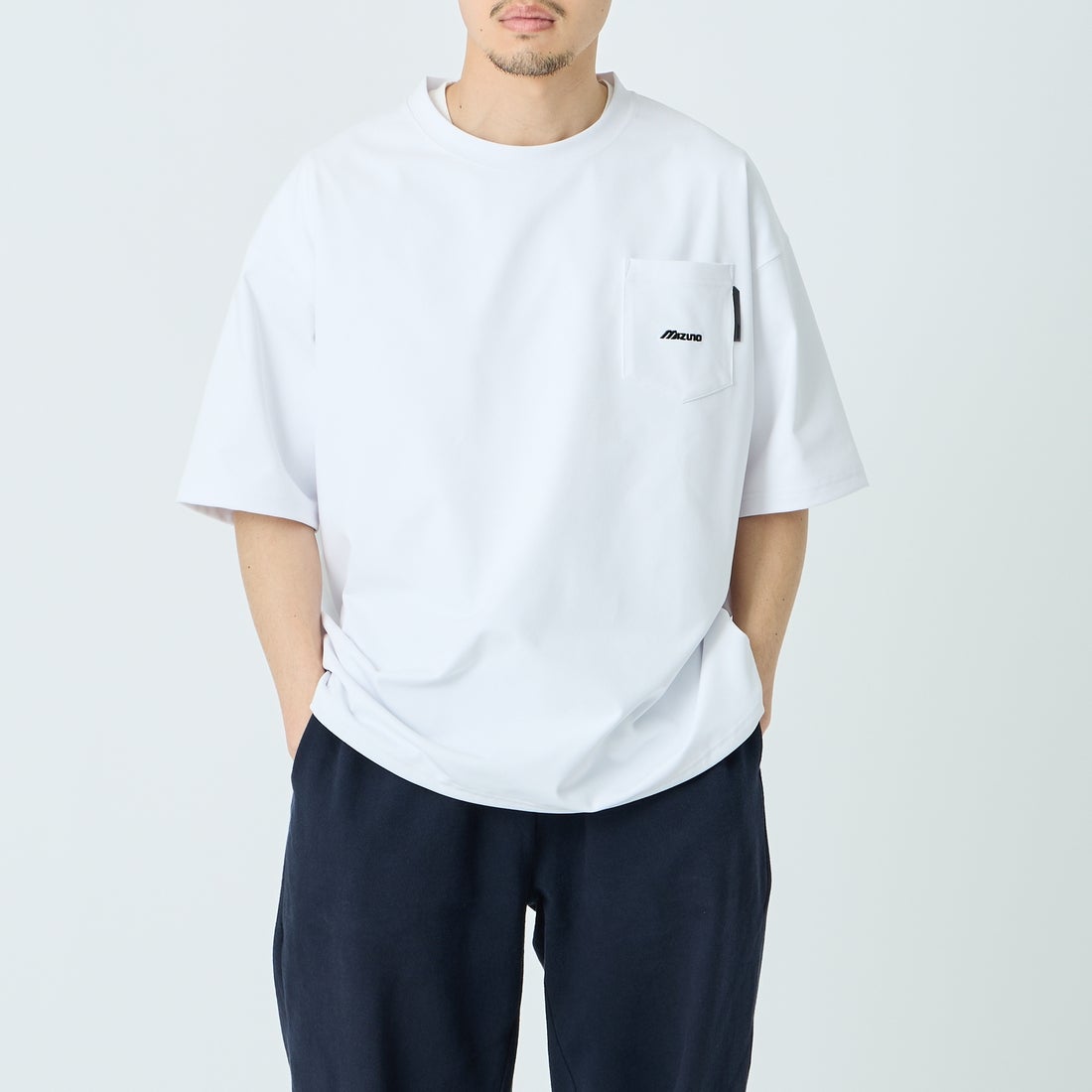 MIZUNO [ミズノ] 別注 ポケット付き ワンポイントロゴ刺繍Tシャツ [D2JADW03-JF] WHITE &&モデル身長：168cm 着用サイズ：L&&