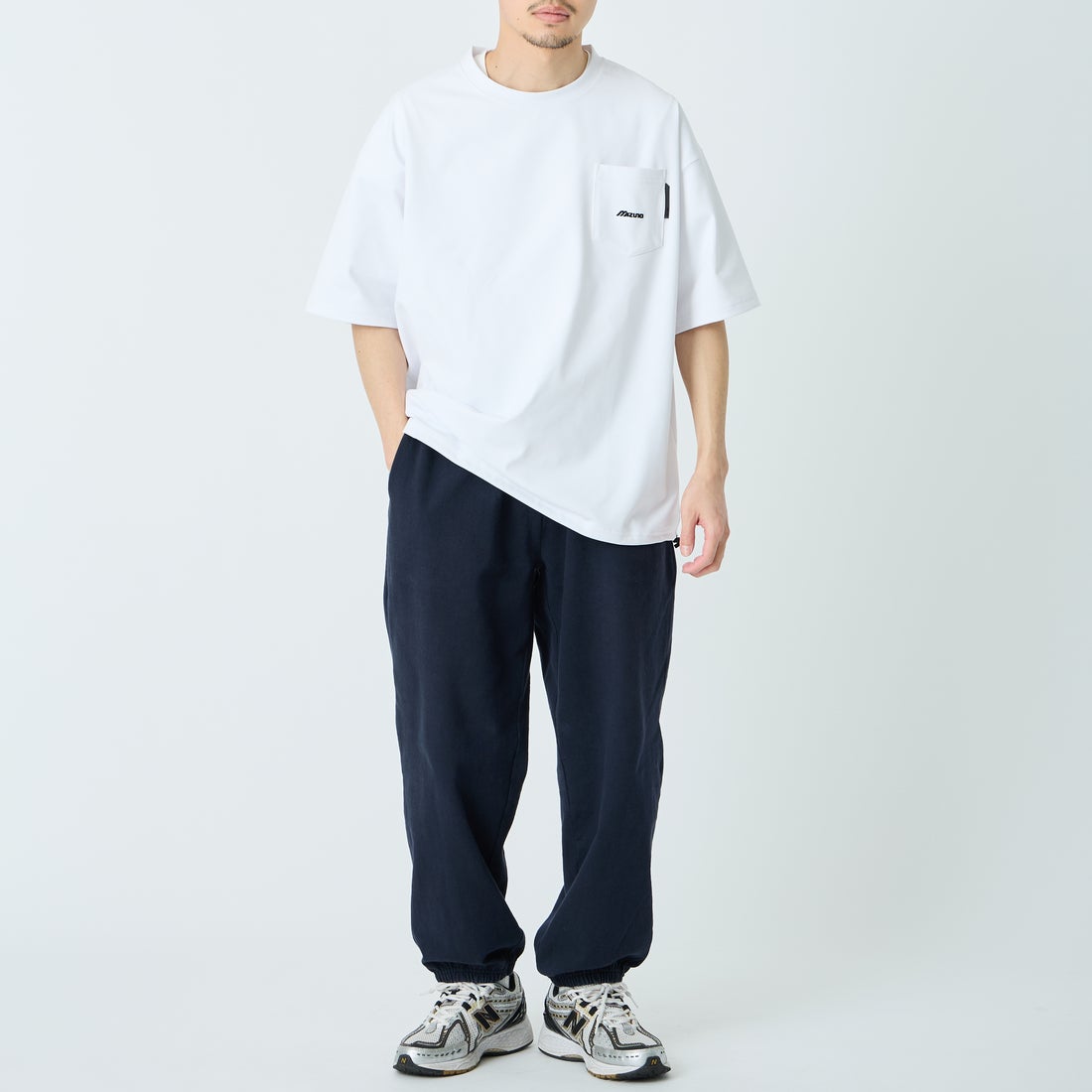 MIZUNO [ミズノ] 別注 ポケット付き ワンポイントロゴ刺繍Tシャツ [D2JADW03-JF] WHITE &&モデル身長：168cm 着用サイズ：L&&