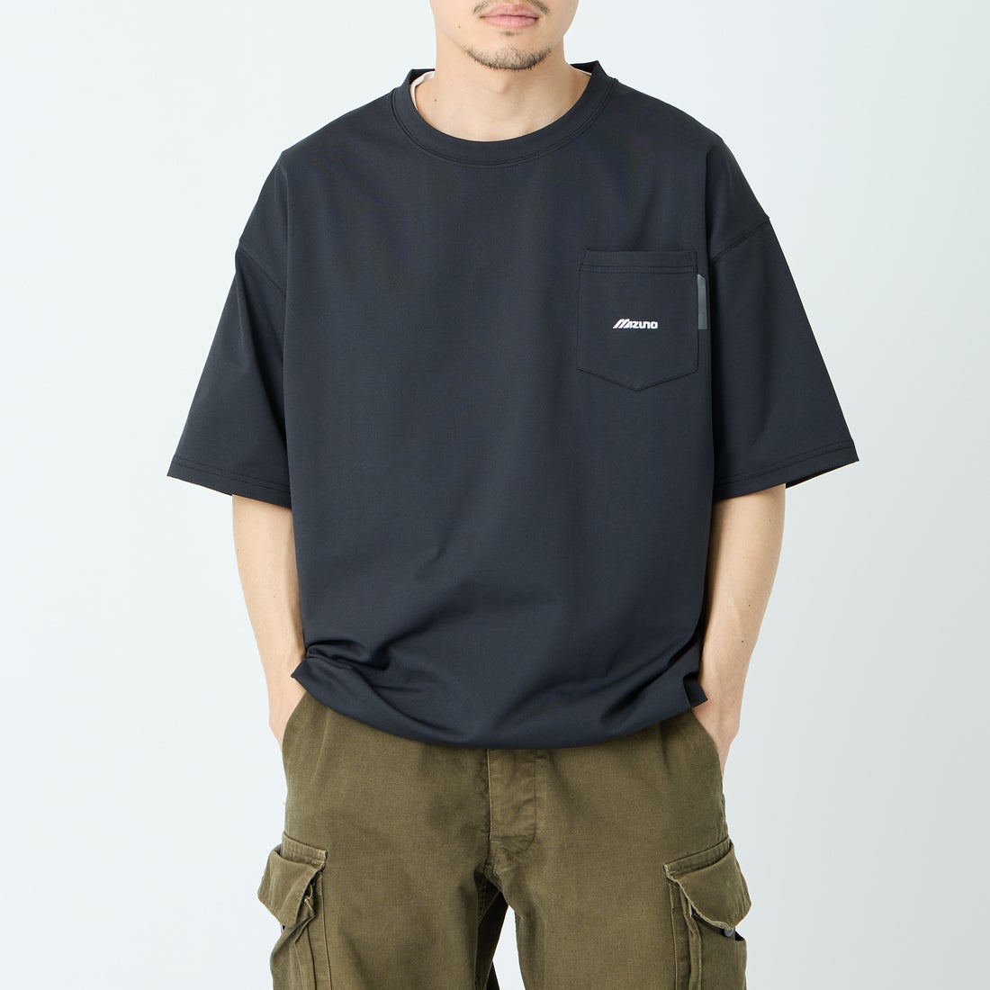 MIZUNO [ミズノ] 別注 ポケット付き ワンポイントロゴ刺繍Tシャツ [D2JADW03-JF] BLACK &&モデル身長：168cm 着用サイズ：L&&