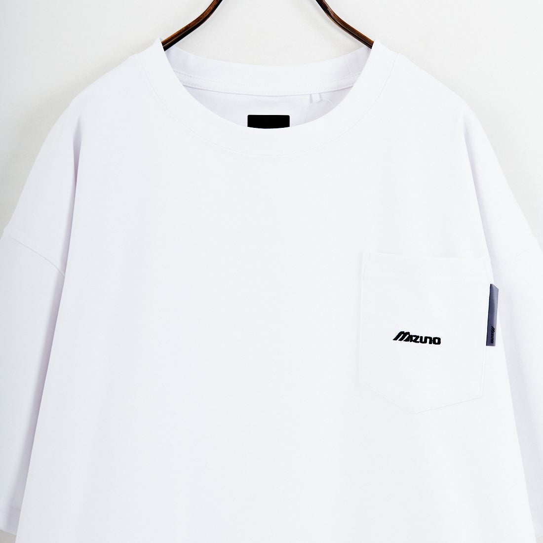 MIZUNO [ミズノ] 別注 ポケット付き ワンポイントロゴ刺繍Tシャツ [D2JADW03-JF] WHITE