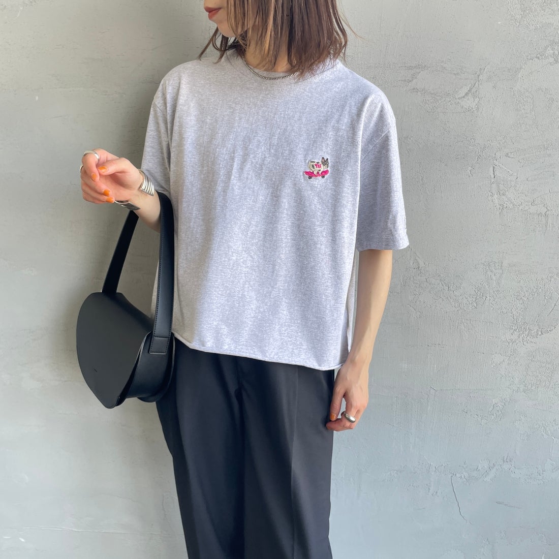 The Endless Summer [エンドレスサマー] 別注 ショート丈 BUHIワンポイントロゴ刺繍Tシャツ [FH-26574508-JF] MIX GRAY &&モデル身長：158cm 着用サイズ：F&&