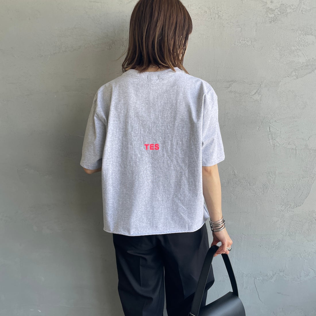 The Endless Summer [エンドレスサマー] 別注 ショート丈 BUHIワンポイントロゴ刺繍Tシャツ [FH-26574508-JF] MIX GRAY &&モデル身長：158cm 着用サイズ：F&&