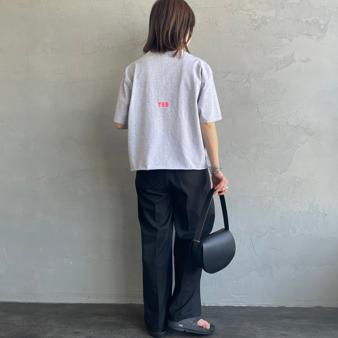 The Endless Summer [エンドレスサマー] 別注 ショート丈 BUHIワンポイントロゴ刺繍Tシャツ [FH-26574508-JF] MIX GRAY &&モデル身長：158cm 着用サイズ：F&&