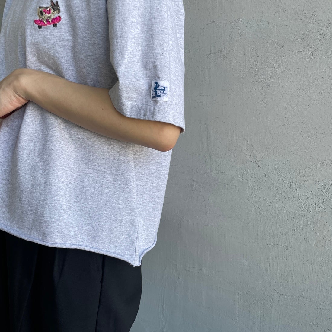 The Endless Summer [エンドレスサマー] 別注 ショート丈 BUHIワンポイントロゴ刺繍Tシャツ [FH-26574508-JF] MIX GRAY &&モデル身長：158cm 着用サイズ：F&&