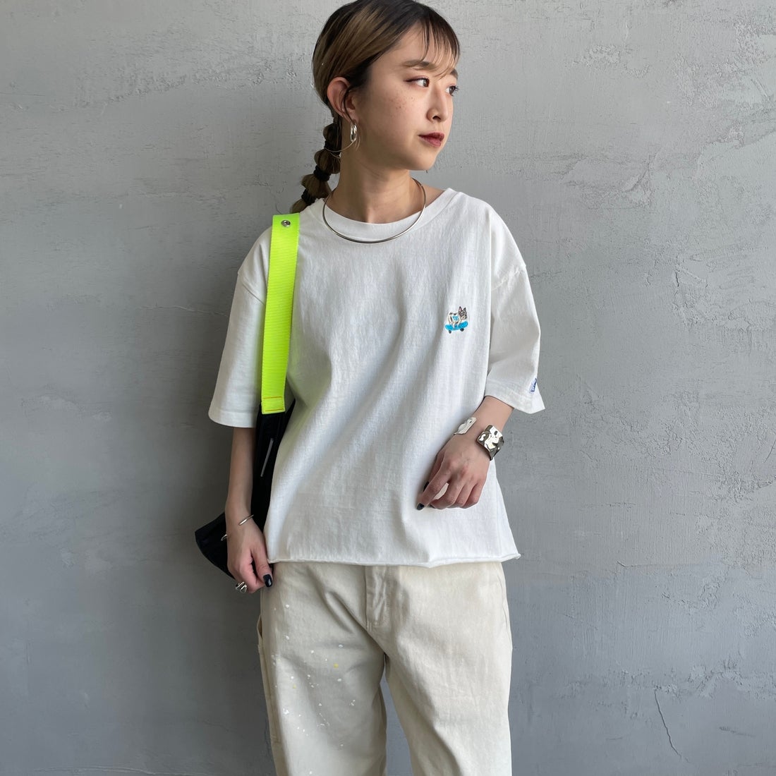 The Endless Summer [エンドレスサマー] 別注 ショート丈 BUHIワンポイントロゴ刺繍Tシャツ [FH-26574508-JF] WHITE &&モデル身長：150cm 着用サイズ：F&&