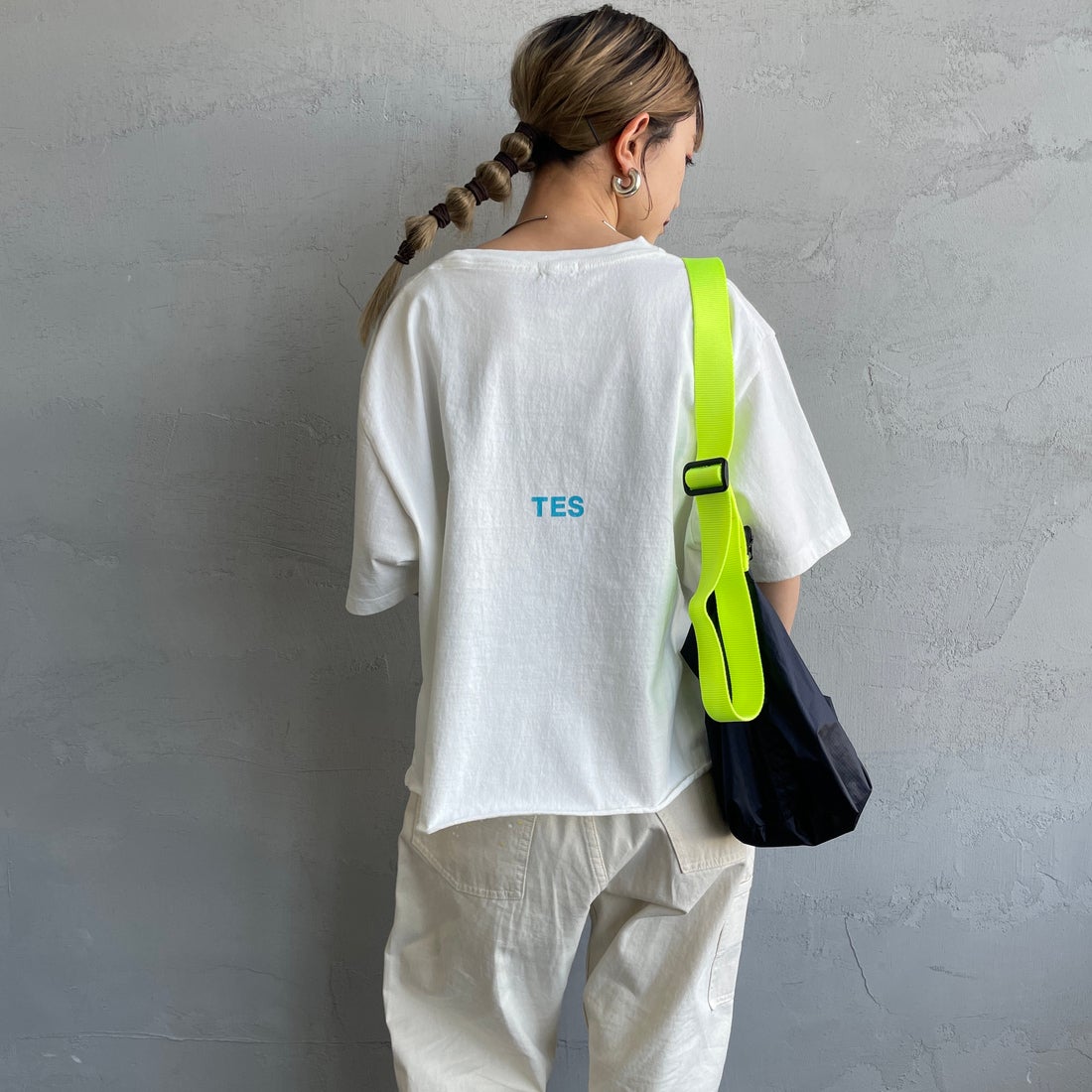 The Endless Summer [エンドレスサマー] 別注 ショート丈 BUHIワンポイントロゴ刺繍Tシャツ [FH-26574508-JF] WHITE &&モデル身長：150cm 着用サイズ：F&&