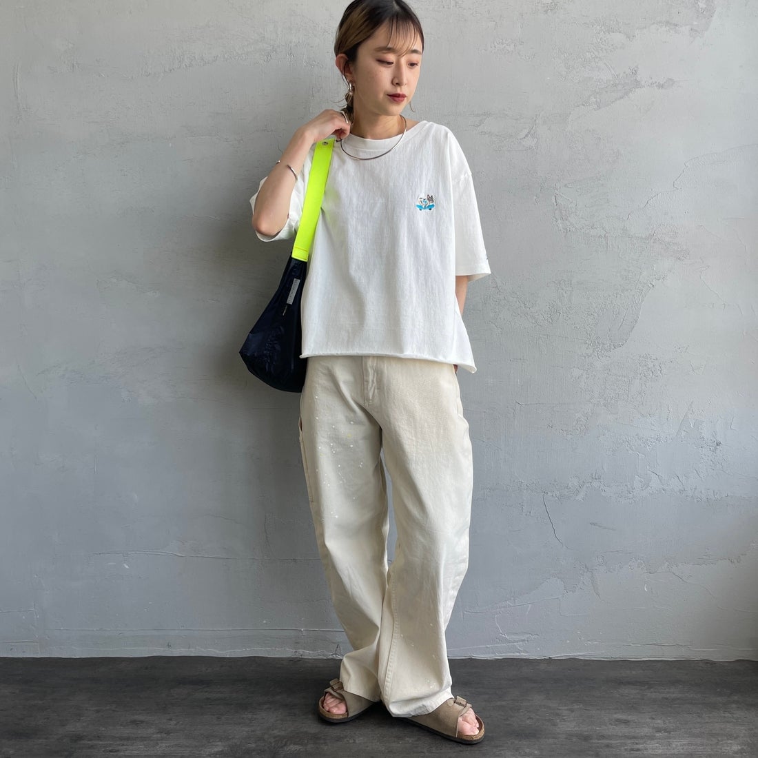 The Endless Summer [エンドレスサマー] 別注 ショート丈 BUHIワンポイントロゴ刺繍Tシャツ [FH-26574508-JF] WHITE &&モデル身長：150cm 着用サイズ：F&&