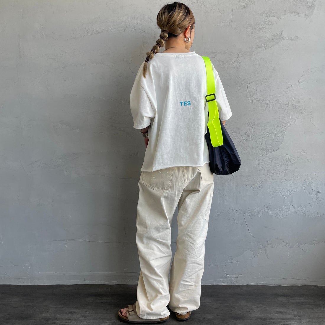 The Endless Summer [エンドレスサマー] 別注 ショート丈 BUHIワンポイントロゴ刺繍Tシャツ [FH-26574508-JF] WHITE &&モデル身長：150cm 着用サイズ：F&&