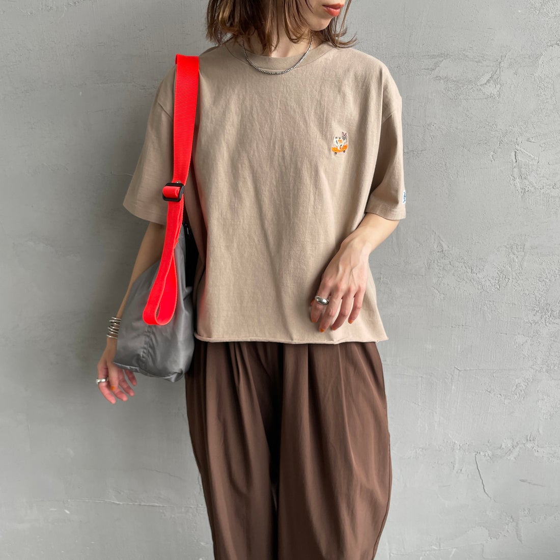 The Endless Summer [エンドレスサマー] 別注 ショート丈 BUHIワンポイントロゴ刺繍Tシャツ [FH-26574508-JF] BEIGE &&モデル身長：158cm 着用サイズ：F&&