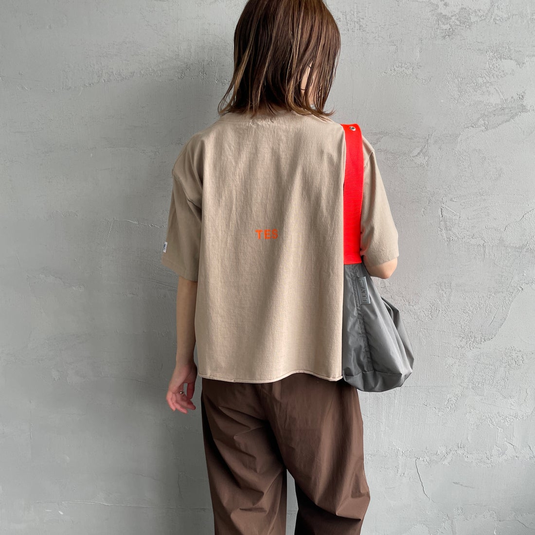 The Endless Summer [エンドレスサマー] 別注 ショート丈 BUHIワンポイントロゴ刺繍Tシャツ [FH-26574508-JF] BEIGE &&モデル身長：158cm 着用サイズ：F&&