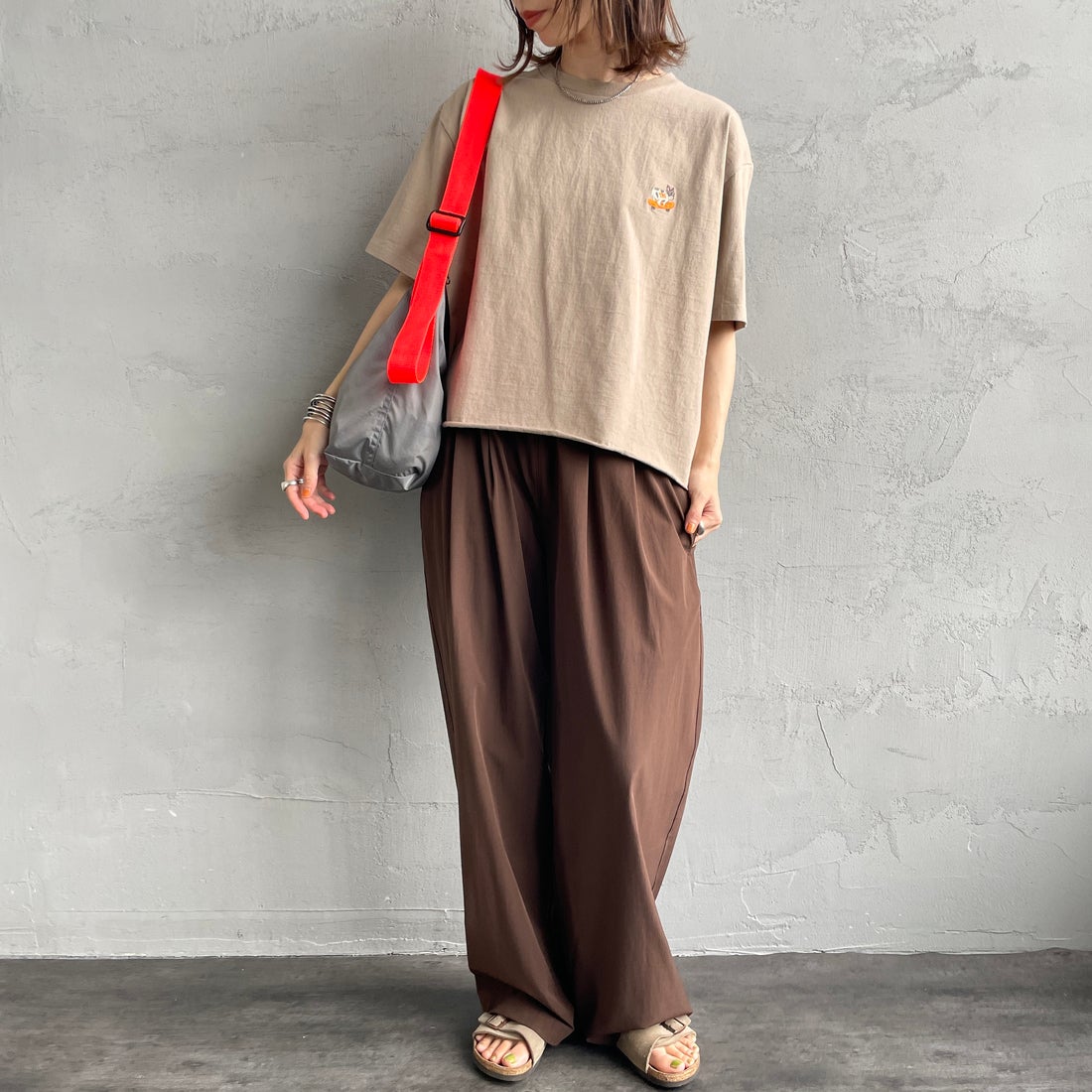 The Endless Summer [エンドレスサマー] 別注 ショート丈 BUHIワンポイントロゴ刺繍Tシャツ [FH-26574508-JF] BEIGE &&モデル身長：158cm 着用サイズ：F&&