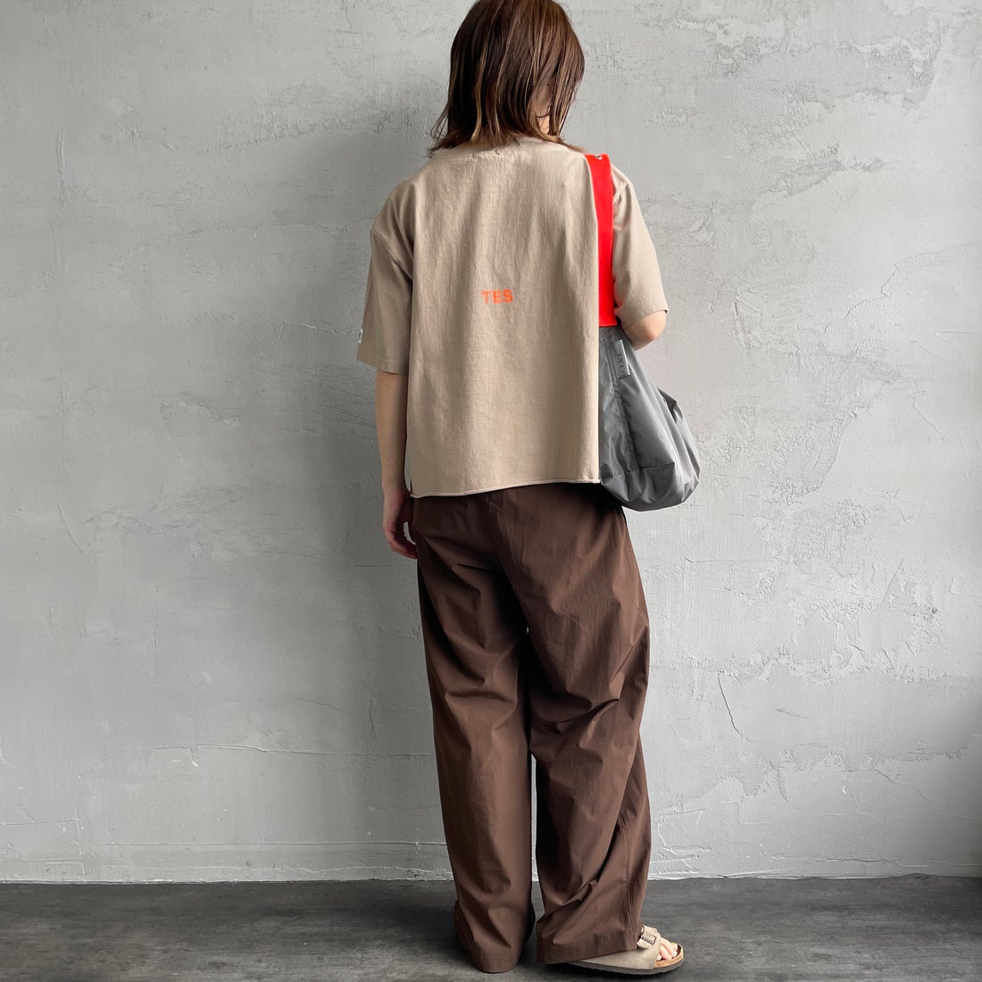 The Endless Summer [エンドレスサマー] 別注 ショート丈 BUHIワンポイントロゴ刺繍Tシャツ [FH-26574508-JF] BEIGE &&モデル身長：158cm 着用サイズ：F&&
