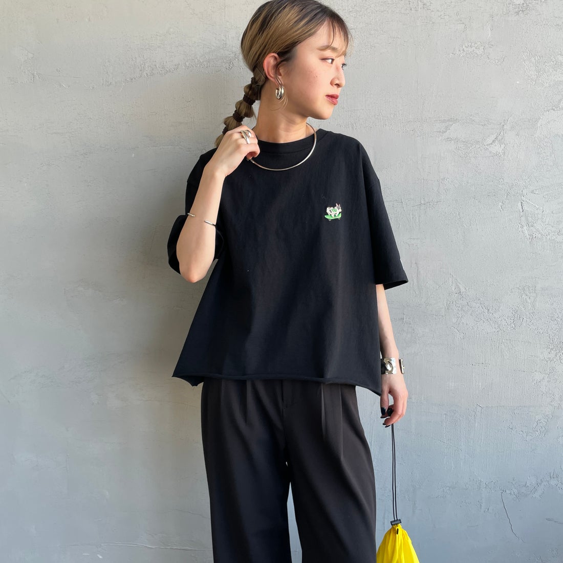 The Endless Summer [エンドレスサマー] 別注 ショート丈 BUHIワンポイントロゴ刺繍Tシャツ [FH-26574508-JF] BLACK &&モデル身長：150cm 着用サイズ：F&&