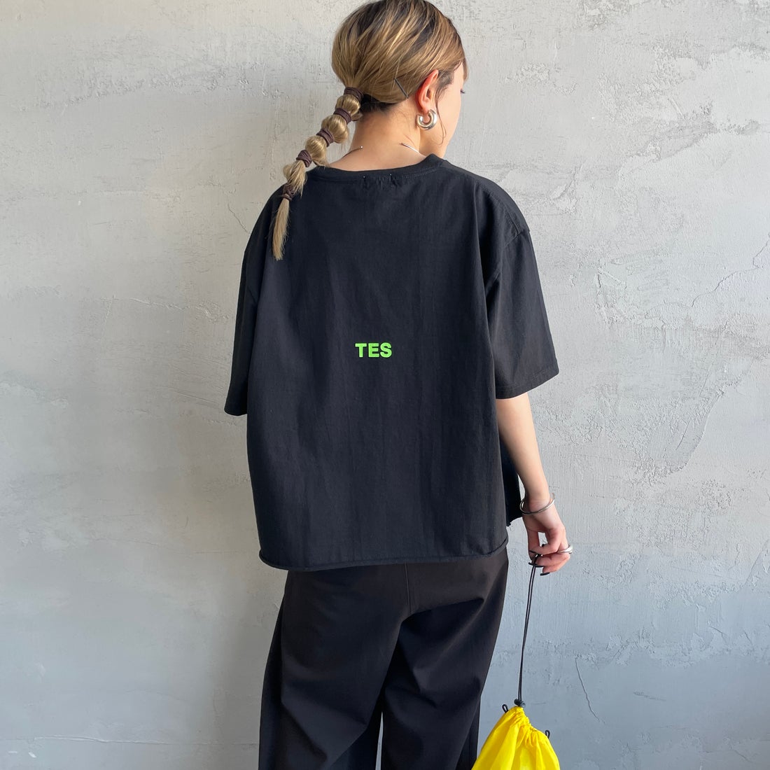 The Endless Summer [エンドレスサマー] 別注 ショート丈 BUHIワンポイントロゴ刺繍Tシャツ [FH-26574508-JF] BLACK &&モデル身長：150cm 着用サイズ：F&&