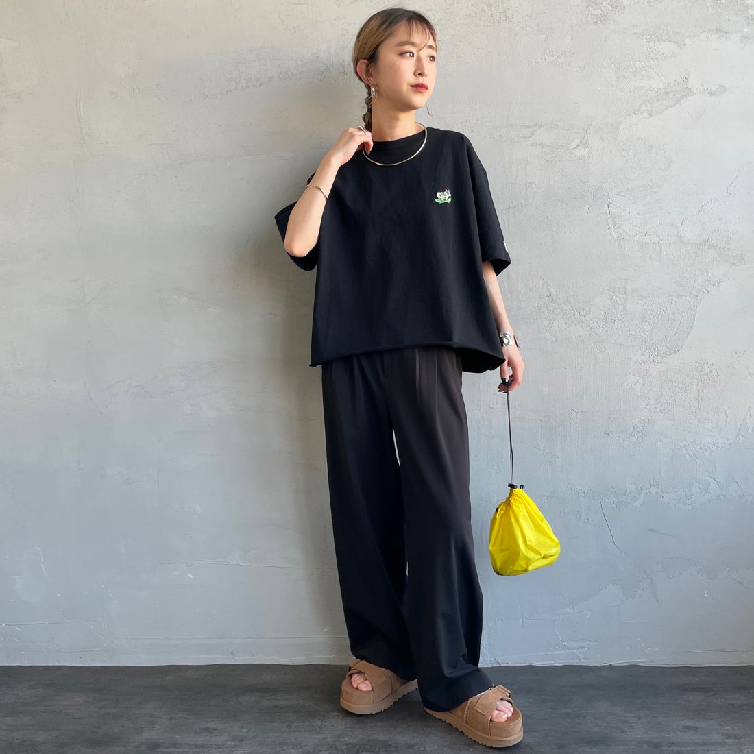 The Endless Summer [エンドレスサマー] 別注 ショート丈 BUHIワンポイントロゴ刺繍Tシャツ [FH-26574508-JF] BLACK &&モデル身長：150cm 着用サイズ：F&&