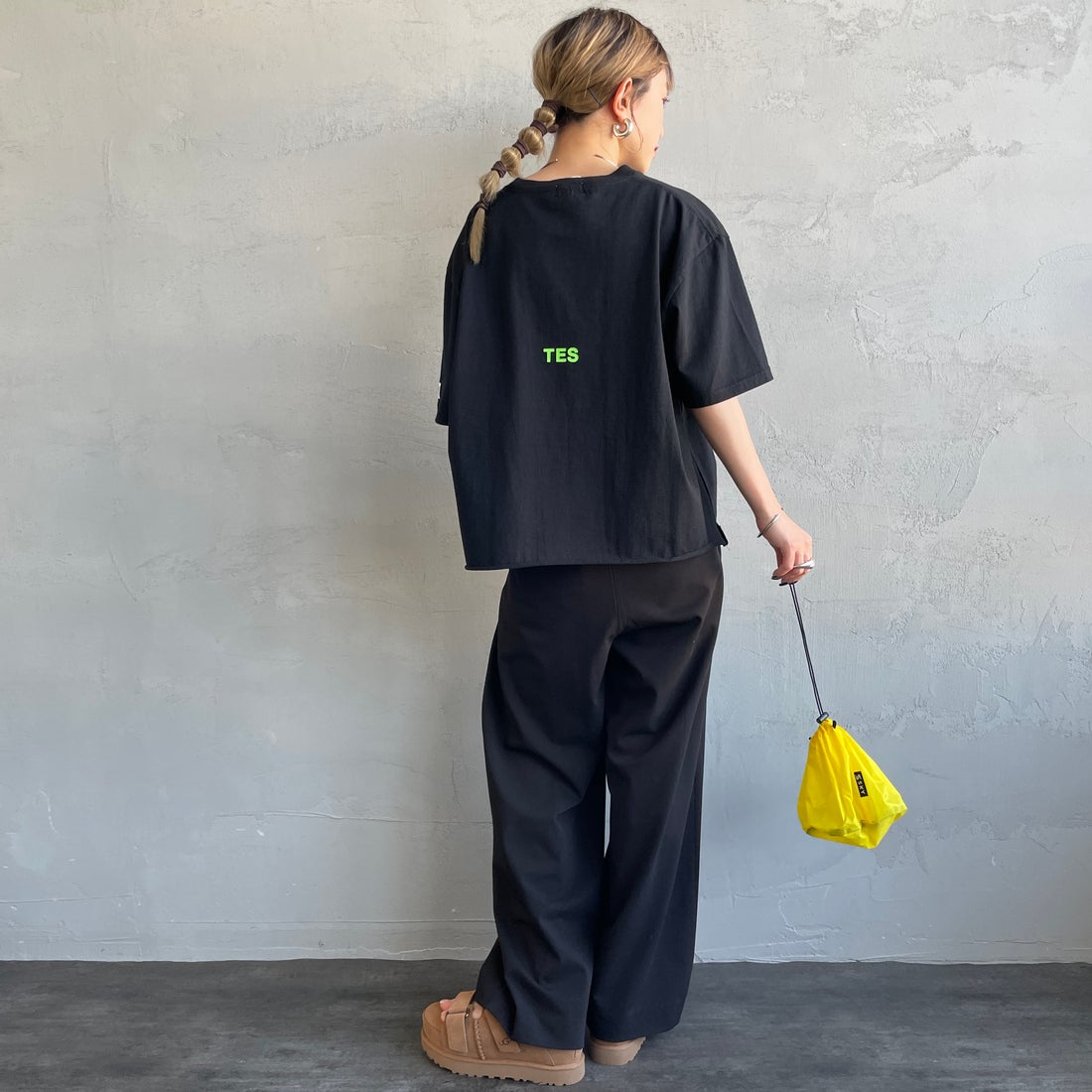 The Endless Summer [エンドレスサマー] 別注 ショート丈 BUHIワンポイントロゴ刺繍Tシャツ [FH-26574508-JF] BLACK &&モデル身長：150cm 着用サイズ：F&&
