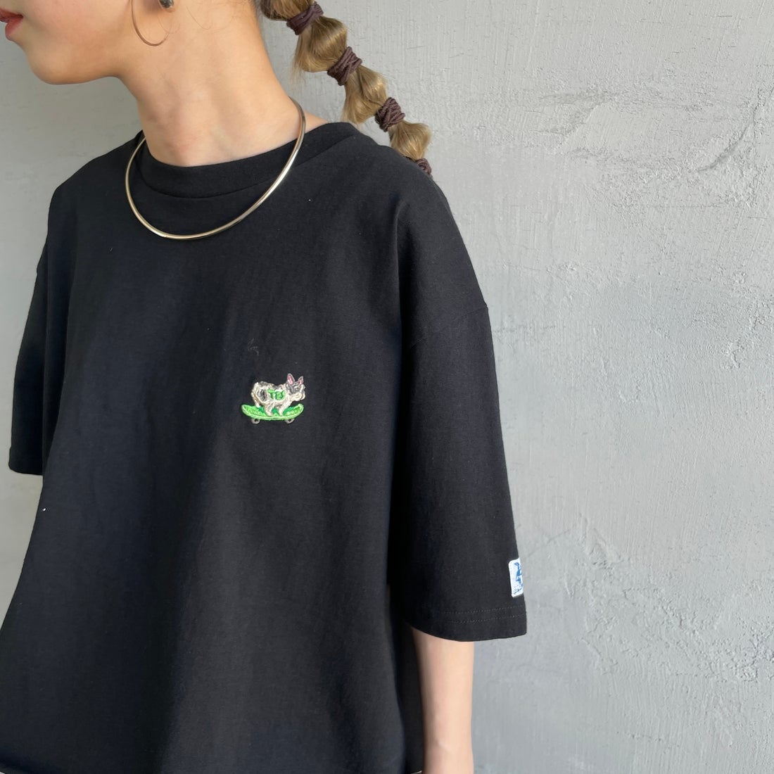 The Endless Summer [エンドレスサマー] 別注 ショート丈 BUHIワンポイントロゴ刺繍Tシャツ [FH-26574508-JF] BLACK &&モデル身長：150cm 着用サイズ：F&&