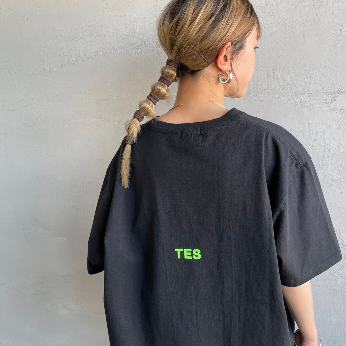 The Endless Summer [エンドレスサマー] 別注 ショート丈 BUHIワンポイントロゴ刺繍Tシャツ [FH-26574508-JF] BLACK &&モデル身長：150cm 着用サイズ：F&&