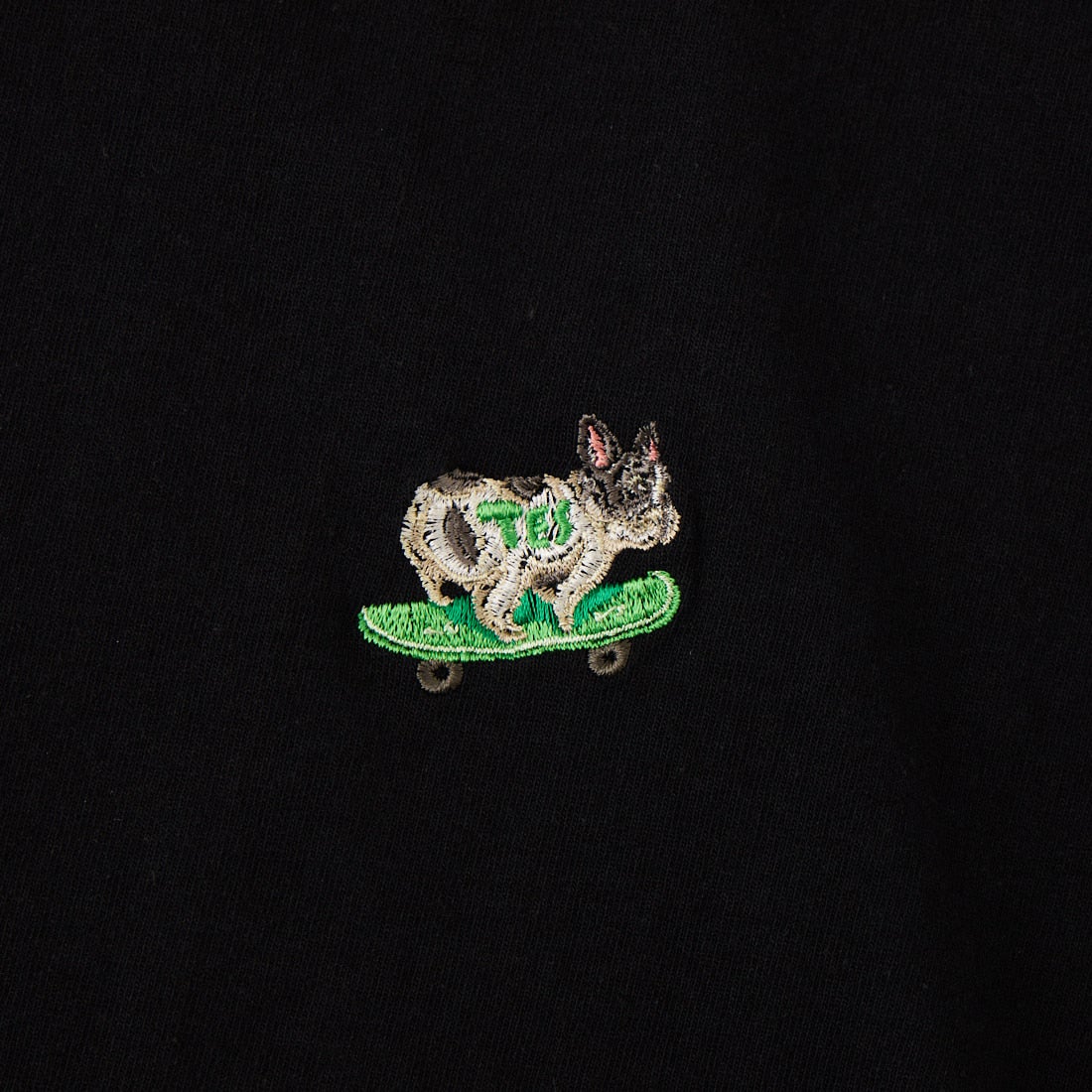The Endless Summer [エンドレスサマー] 別注 ショート丈 BUHIワンポイントロゴ刺繍Tシャツ [FH-26574508-JF] BLACK