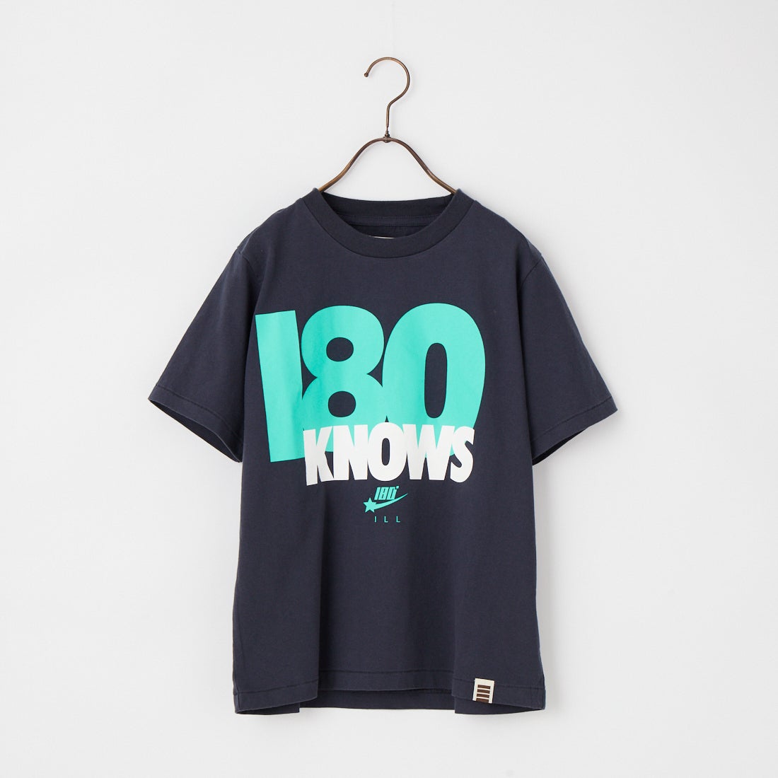 ILL ONE EIGHTY [イル ワンエイティ] 180 KNOWS プリントTシャツ