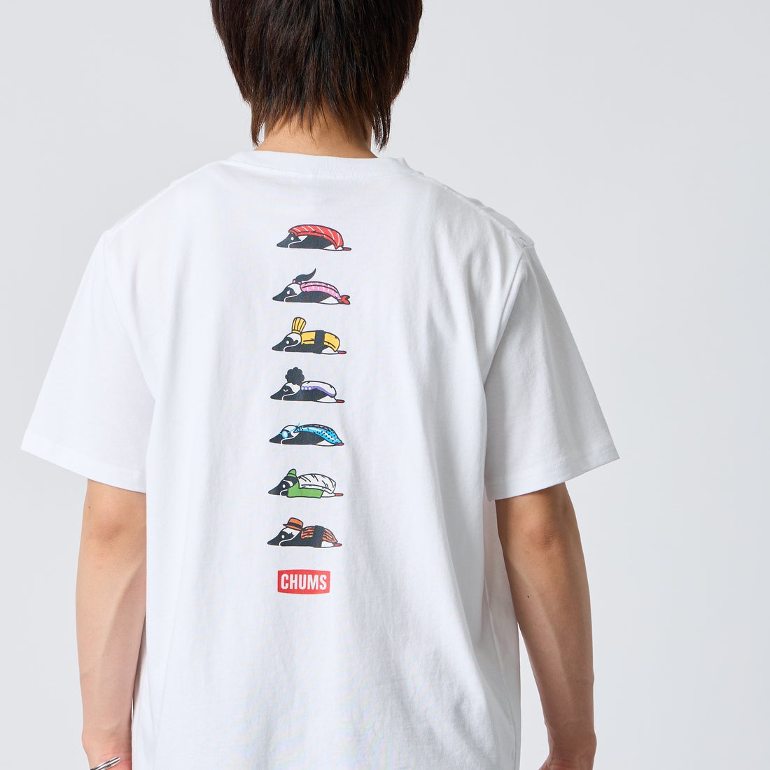 CHUMS [チャムス] 別注 BOOBY SUSHI FRIENDS バックプリント ショートスリーブTシャツ [CH01-2858-JF] W001 WHITE &&モデル身長：177cm 着用サイズ：XL&&