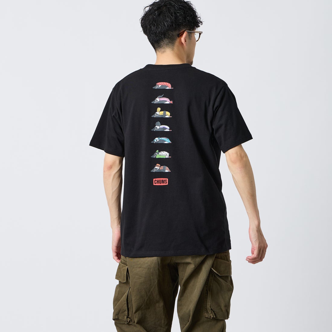 CHUMS [チャムス] 別注 BOOBY SUSHI FRIENDS バックプリント ショートスリーブTシャツ [CH01-2858-JF] K001 BLACK &&モデル身長：168cm 着用サイズ：L&&