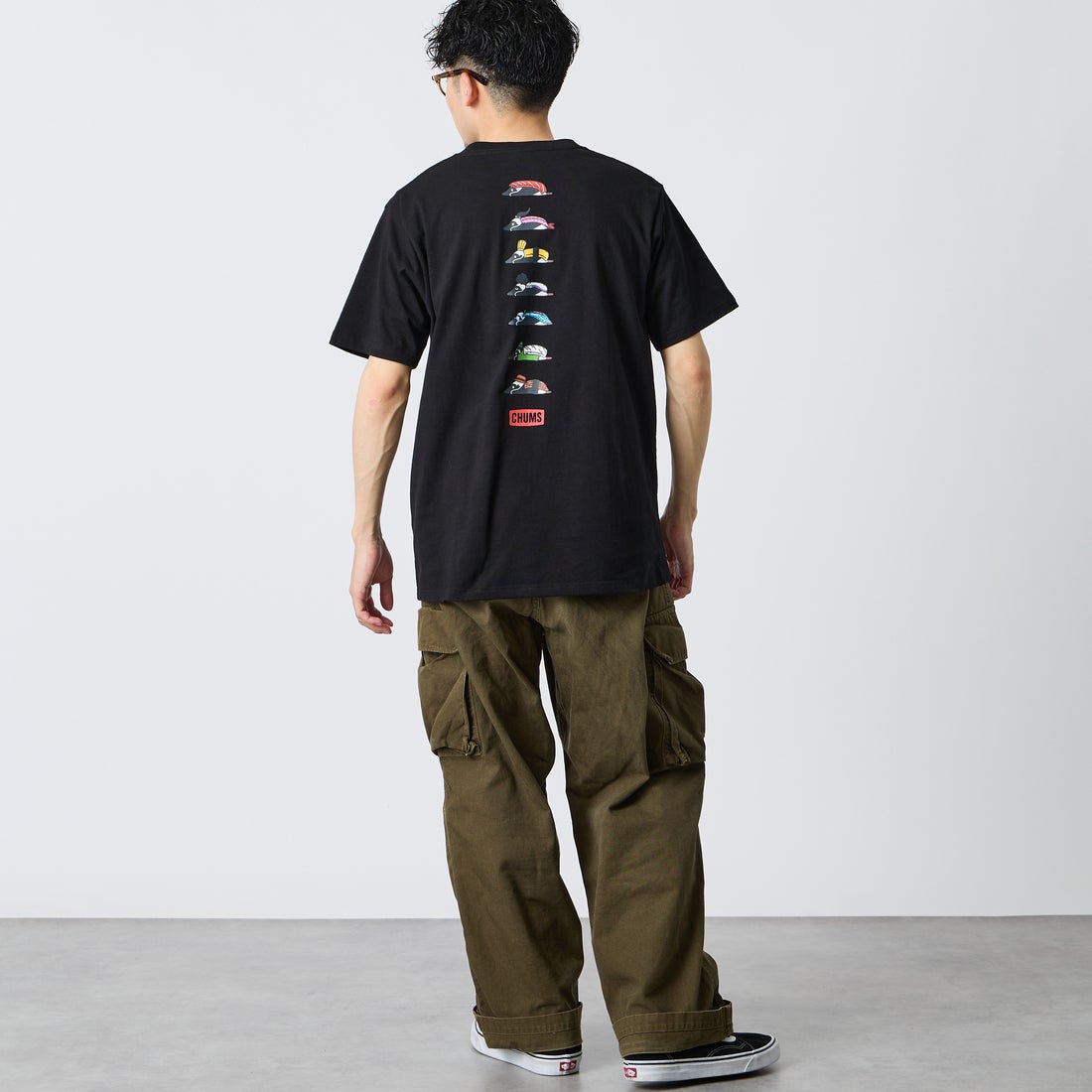 CHUMS [チャムス] 別注 BOOBY SUSHI FRIENDS バックプリント ショートスリーブTシャツ [CH01-2858-JF] K001 BLACK &&モデル身長：168cm 着用サイズ：L&&