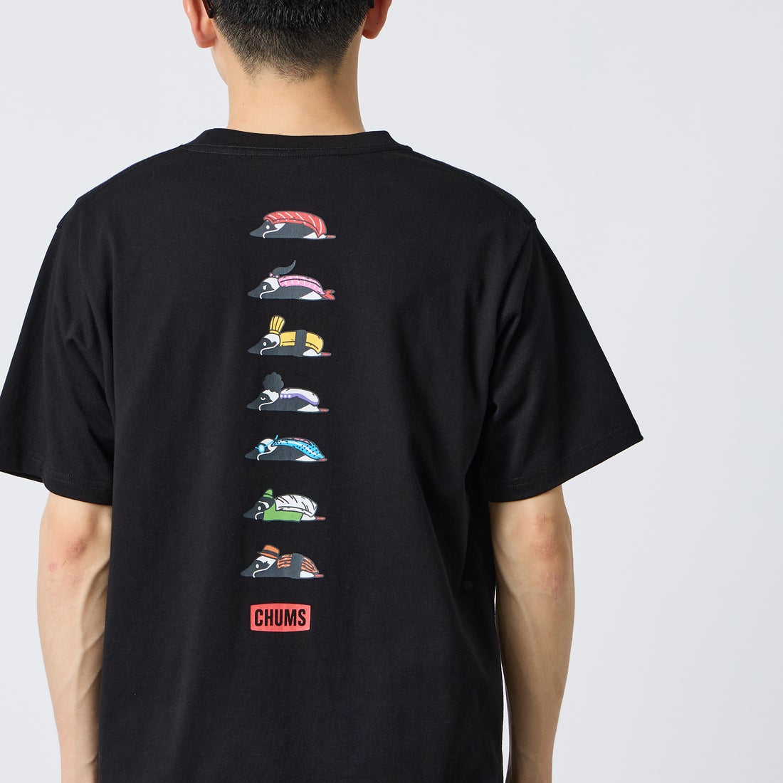 CHUMS [チャムス] 別注 BOOBY SUSHI FRIENDS バックプリント ショートスリーブTシャツ [CH01-2858-JF] K001 BLACK &&モデル身長：168cm 着用サイズ：L&&