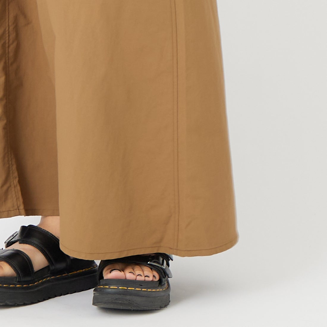 GRAMiCCi [グラミチ] ナイロンフレアスカート [GLSK6-SJP008] COYOTE &&モデル身長：162cm 着用サイズ：M&&