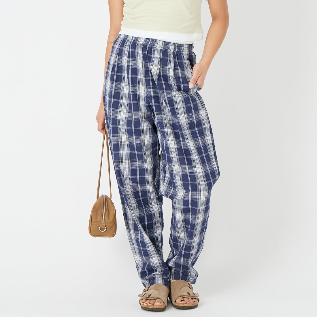 BURLAP OUTFITTER [バーラップ アウトフィッター] シアサッカー プレイドトラックパンツ [PLAID-TRACK-PANT] NAVY/WHITE &&モデル身長：162cm 着用サイズ：S&&